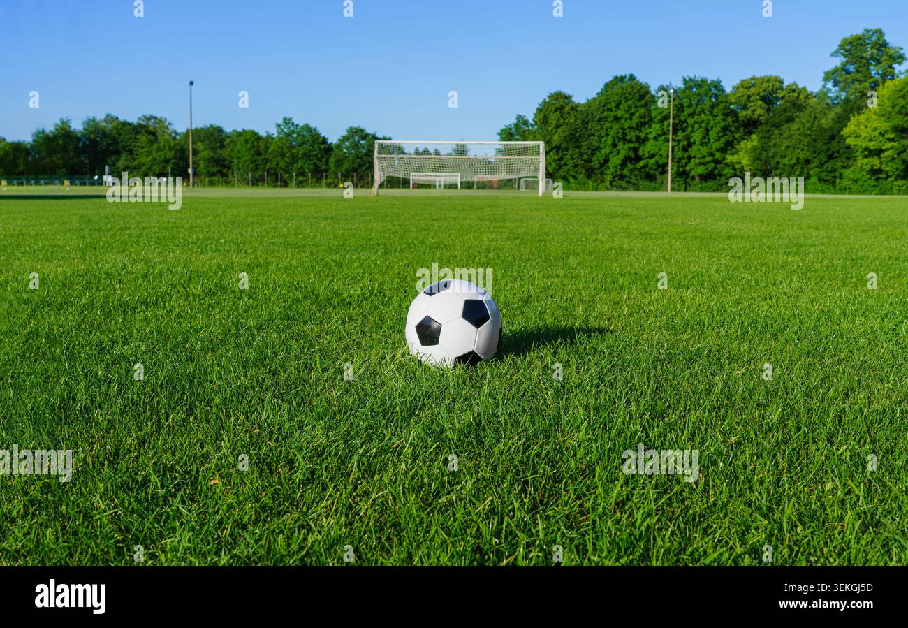 balle sur le terrain vert dans le stade de football du village. prêt pour le match au milieu de terrain Banque D'Images
