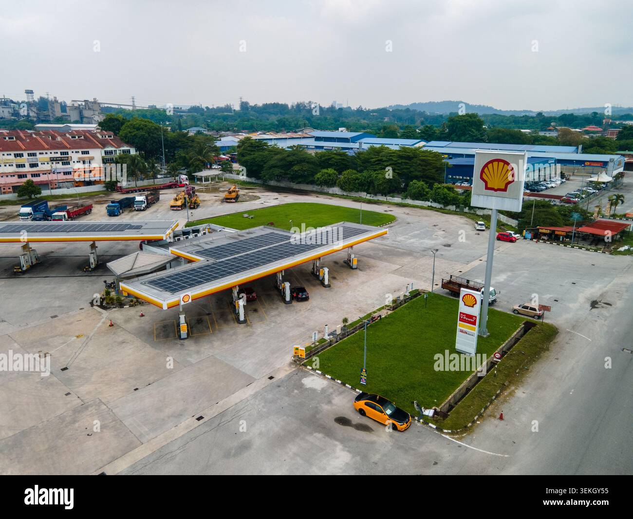 Rawang, Selangor, Malaisie - 2 juin 2026 - vue aérienne d'une station-service Shell à côté d'une grande autoroute avec les commerces et résidences environnants Banque D'Images