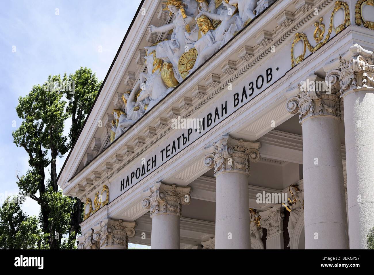 Façade du théâtre national Ivan vazov présentant une architecture néoclassique avec des colonnes corinthiennes, un fronton sculpté et des détails dorés sous un clair Banque D'Images