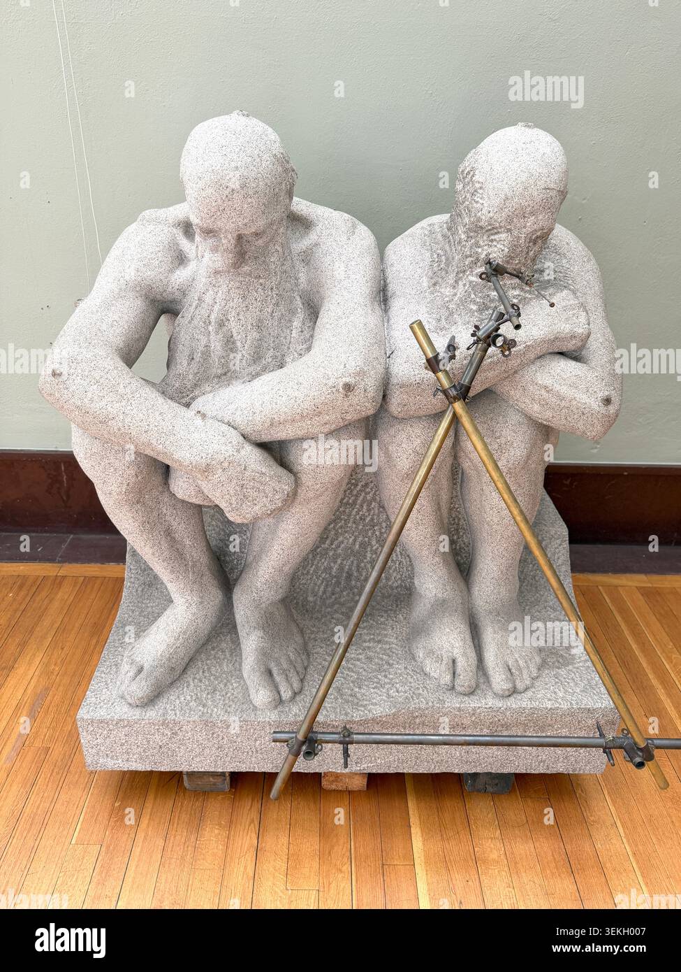 Sculpture en pierre du sculpteur norvégien gustav vigeland oslo norvège de figure humaine accroupie avec instrument de mesure scientifique en laiton antique Banque D'Images