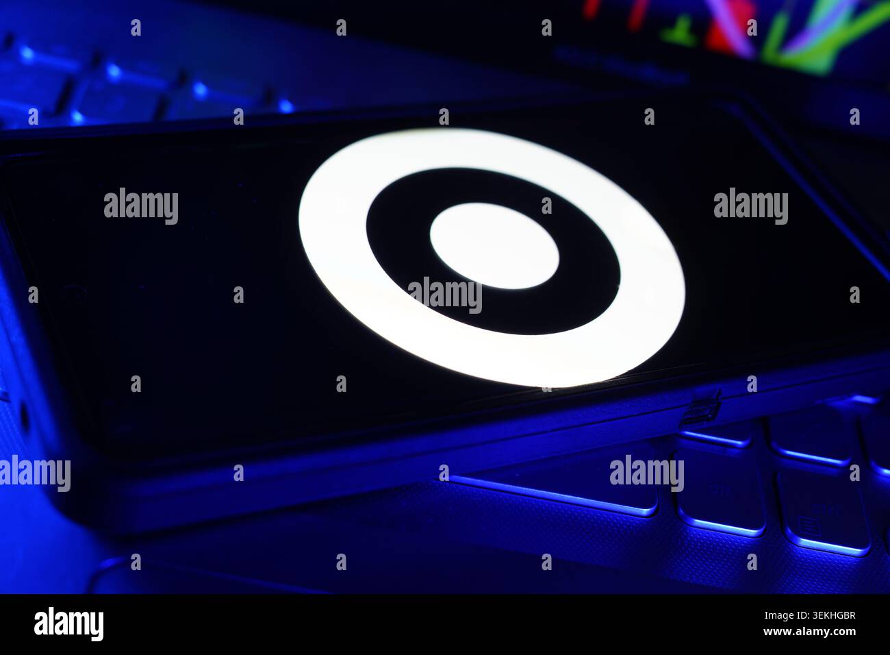 Target Corporation populaire chaîne de vente au détail américaine réputée pour ses articles de mode abordables pour la maison et ses articles de base de tous les jours affichés sur son téléphone mobile Banque D'Images