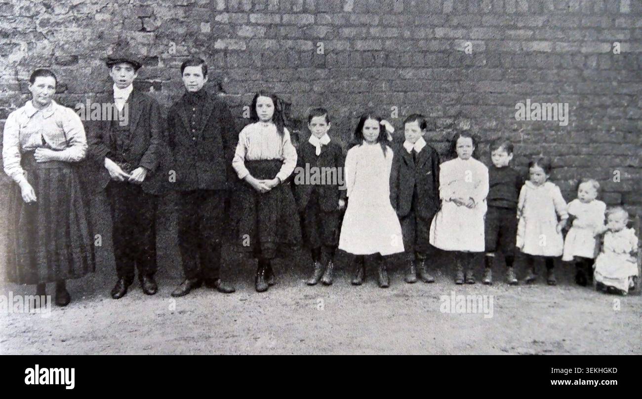 Groupe FAMILIAL vers 1910. Fourni par le Bureau médical de la santé de Liverpool en 1915 pour un livre sur la maternité - lettres des femmes de travail. La légende originale se lit comme suit : « onze enfants nés, tous vivants, père d'un pêcheur » Banque D'Images