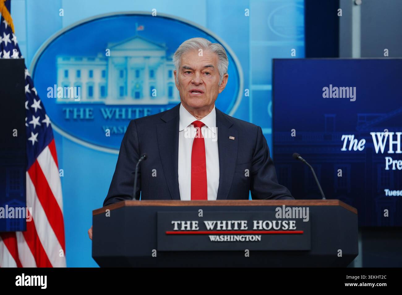 Washington, Vereinigte Staaten. 02 juin 2026. Le Dr Mehmet Oz, Administrateur, Centers for Medicare and Medicaid services (CMS), informe les médias sur les coûts des soins de santé dans la salle de conférence de presse James S Brady de la Maison Blanche à Washington, DC, USA, le mardi 2 juin, 2026 crédit : Aaron Schwartz/Pool via CNP/dpa/Alamy Live News Banque D'Images