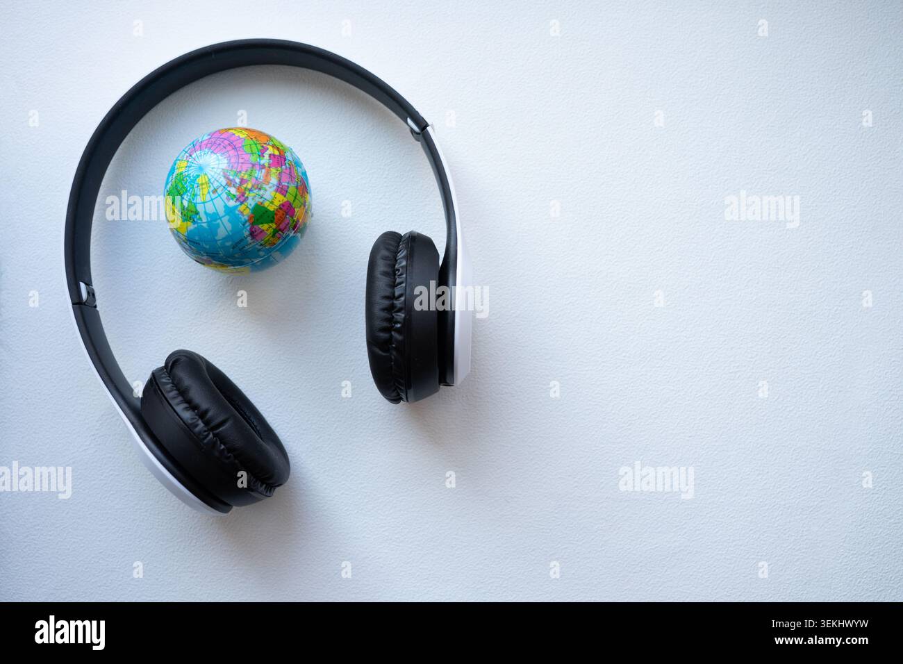 L'éducation internationale et l'apprentissage des langues par la technologie, symbolisant la connexion mondiale, la communication numérique et l'apprentissage à distance Banque D'Images