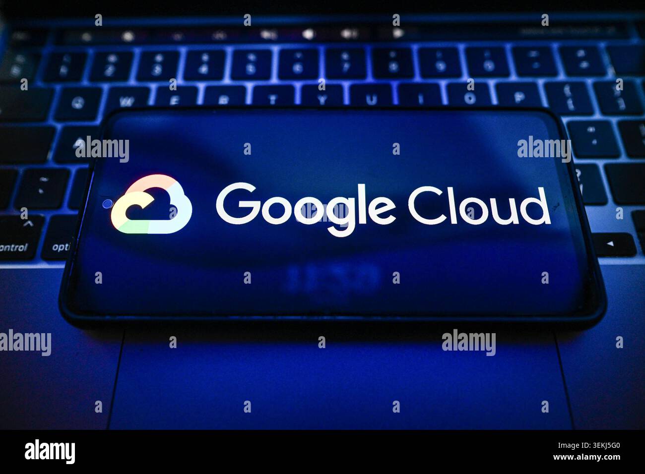 Pologne. 2 juin 2026. Dans cette illustration photo, un logo Google Cloud est affiché sur un smartphone sur le dessus d'un ordinateur portable. (Crédit image : © Omar marques/SOPA images via ZUMA Press Wire) USAGE ÉDITORIAL SEULEMENT ! Non destiné à UN USAGE commercial ! Banque D'Images