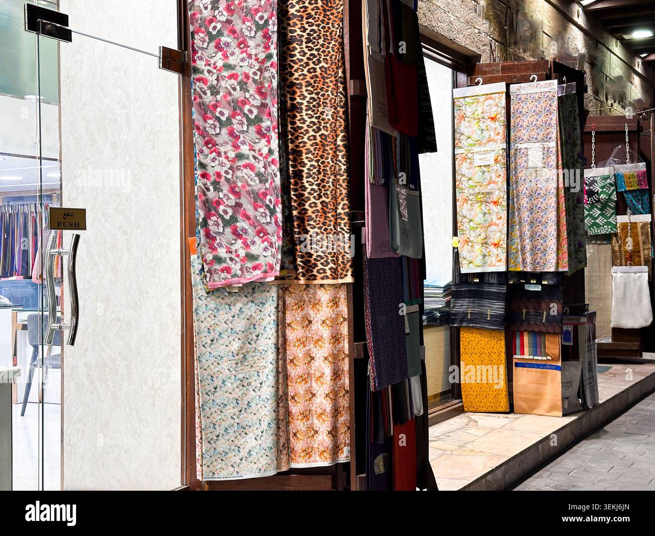 Elégante boutique de tissus proposant des textiles décoratifs et des matériaux à motifs dans un marché arabe authentique Banque D'Images