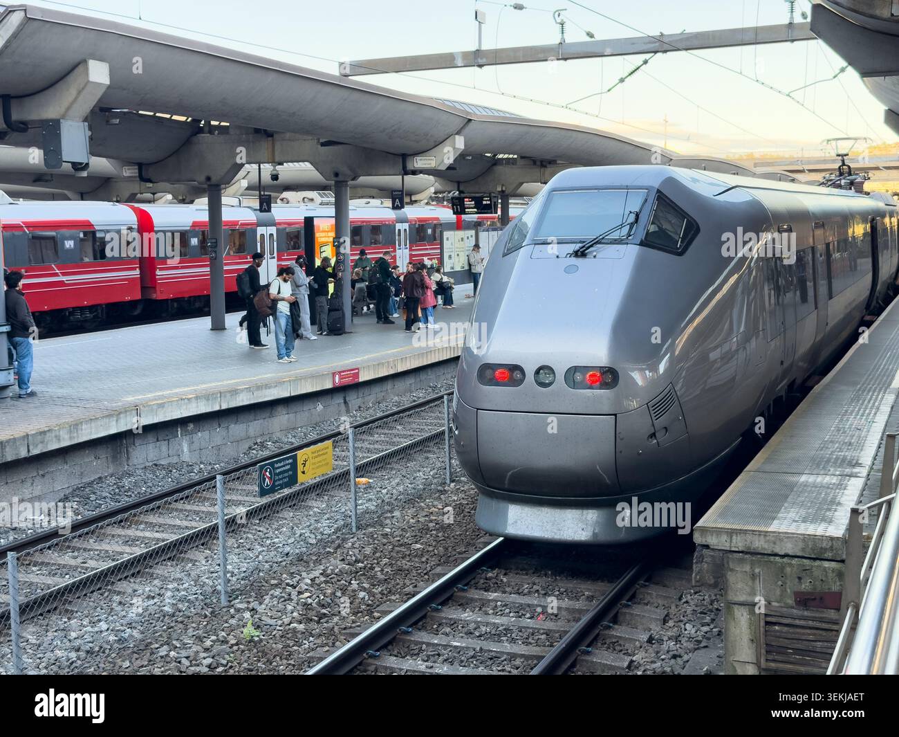 Le train à grande vitesse Flytoget s'est arrêté à un quai de la gare centrale d'Oslo, Norvège, train électrique GMB Class 71 fabriqué par Adtranz. Banque D'Images