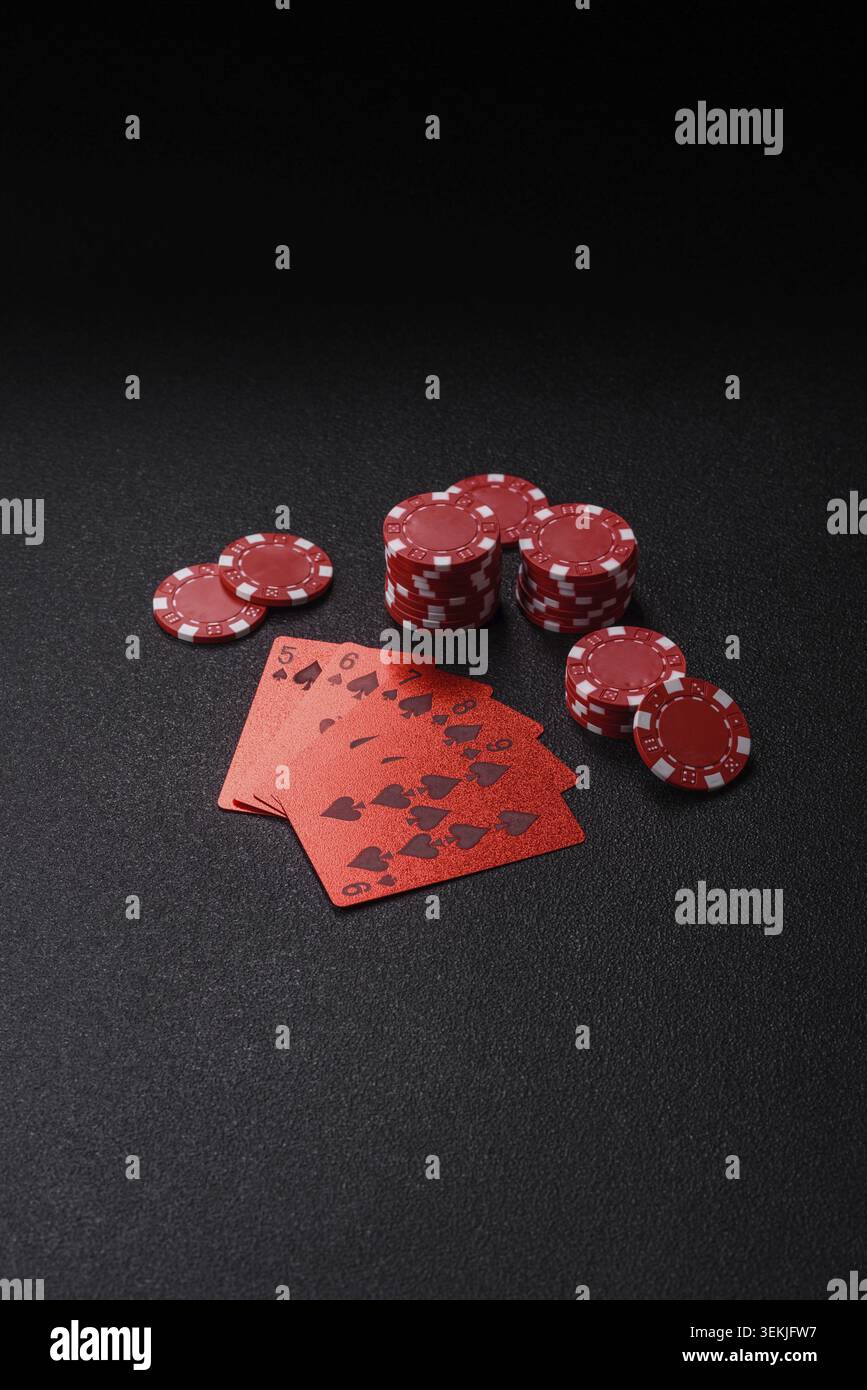 Jouer aux cartes et aux jetons sur une table, un jeu de poker. Cartes et jetons sur une table de jeu comme arrière-plan pour votre conception Banque D'Images