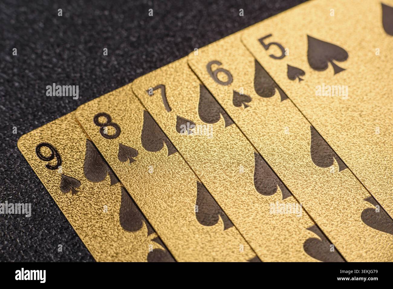 Jouer aux cartes et aux jetons sur une table, un jeu de poker. Cartes et jetons sur une table de jeu comme arrière-plan pour votre conception Banque D'Images