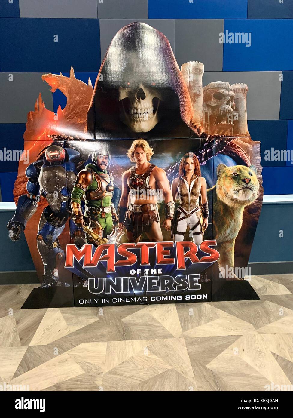 Stand promotionnel pour les maîtres de l'Univers avec des personnages héroïques et méchants du prochain film d'action fantastique à Northampton UK - Image de stock capturée avec un smartphone