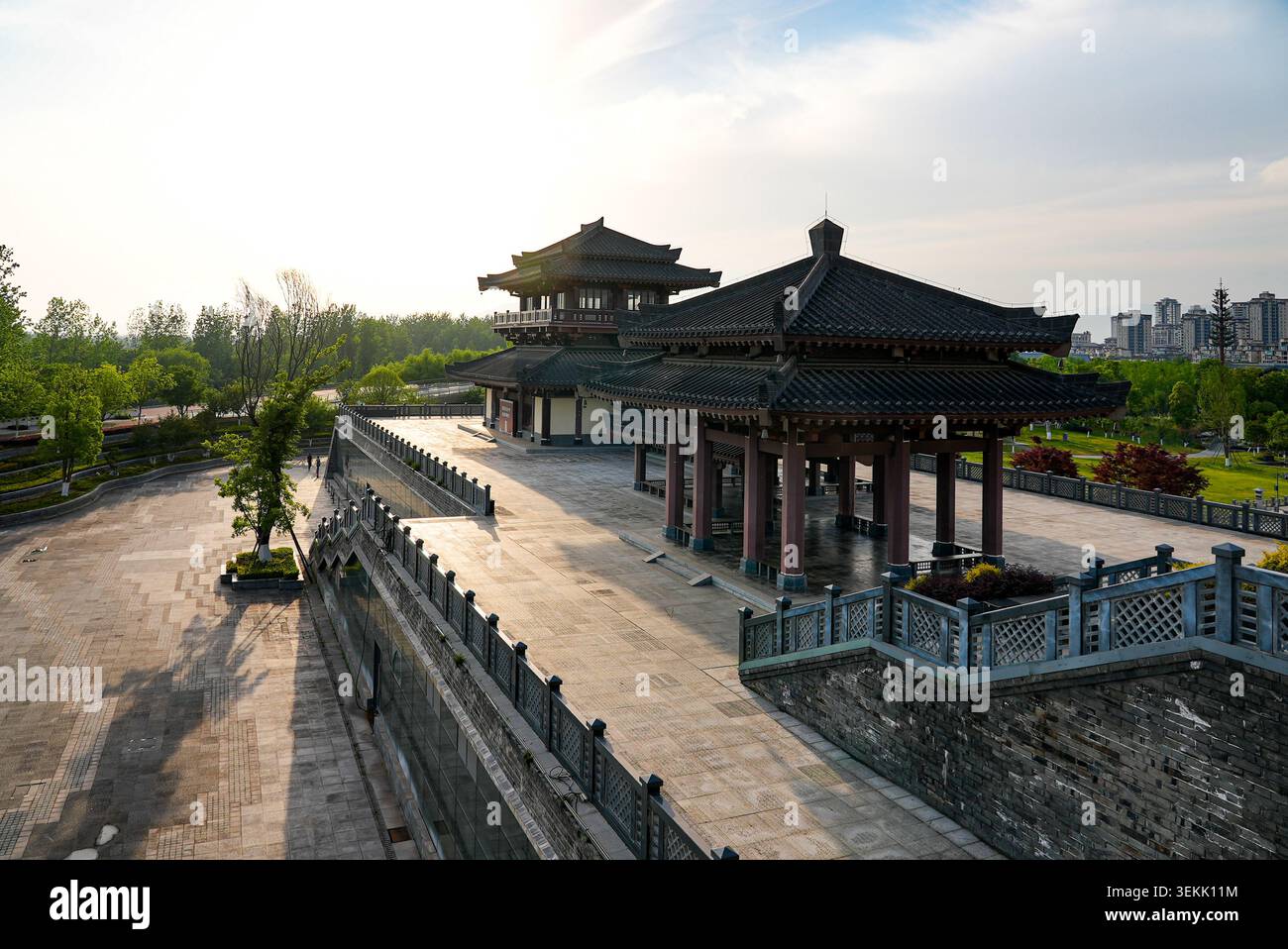 Pavillon de style han et couloir couvert sur un mur de briques historique dans le parc culturel de Tianhan, Hanzhong, Shaanxi, Chine Banque D'Images