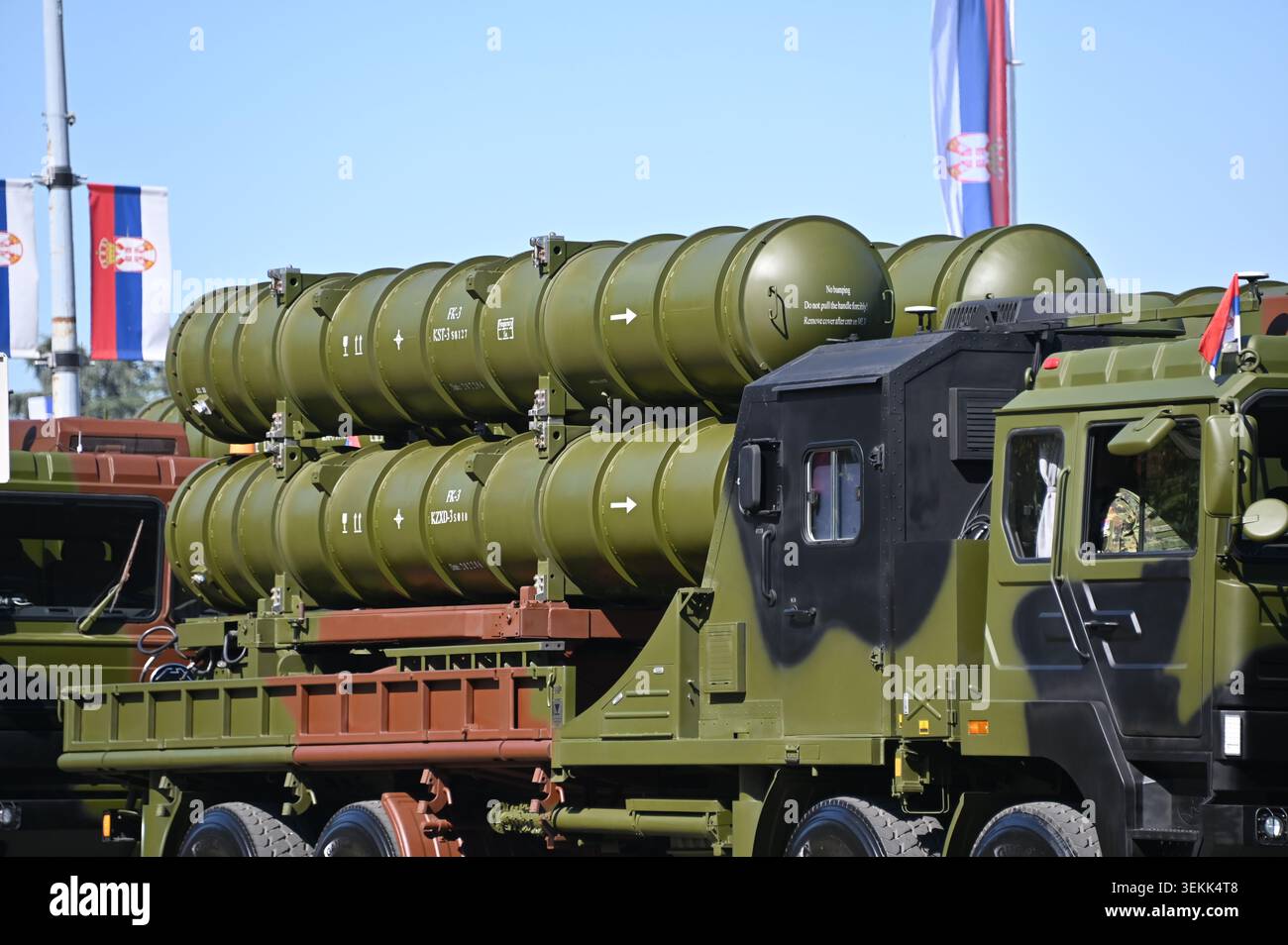 Tubes lanceurs d'un système de défense antimissile sol-air FK-3 sur un camion de transport militaire lors du défilé militaire de Belgrade, septembre 2025. Banque D'Images