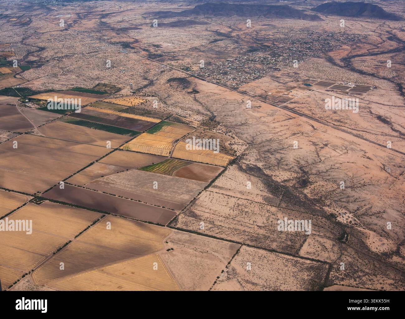 Paysage aérien de terres agricoles irriguées et de terrains désertiques près de Hermosillo à Sonora, au nord du Mexique Banque D'Images