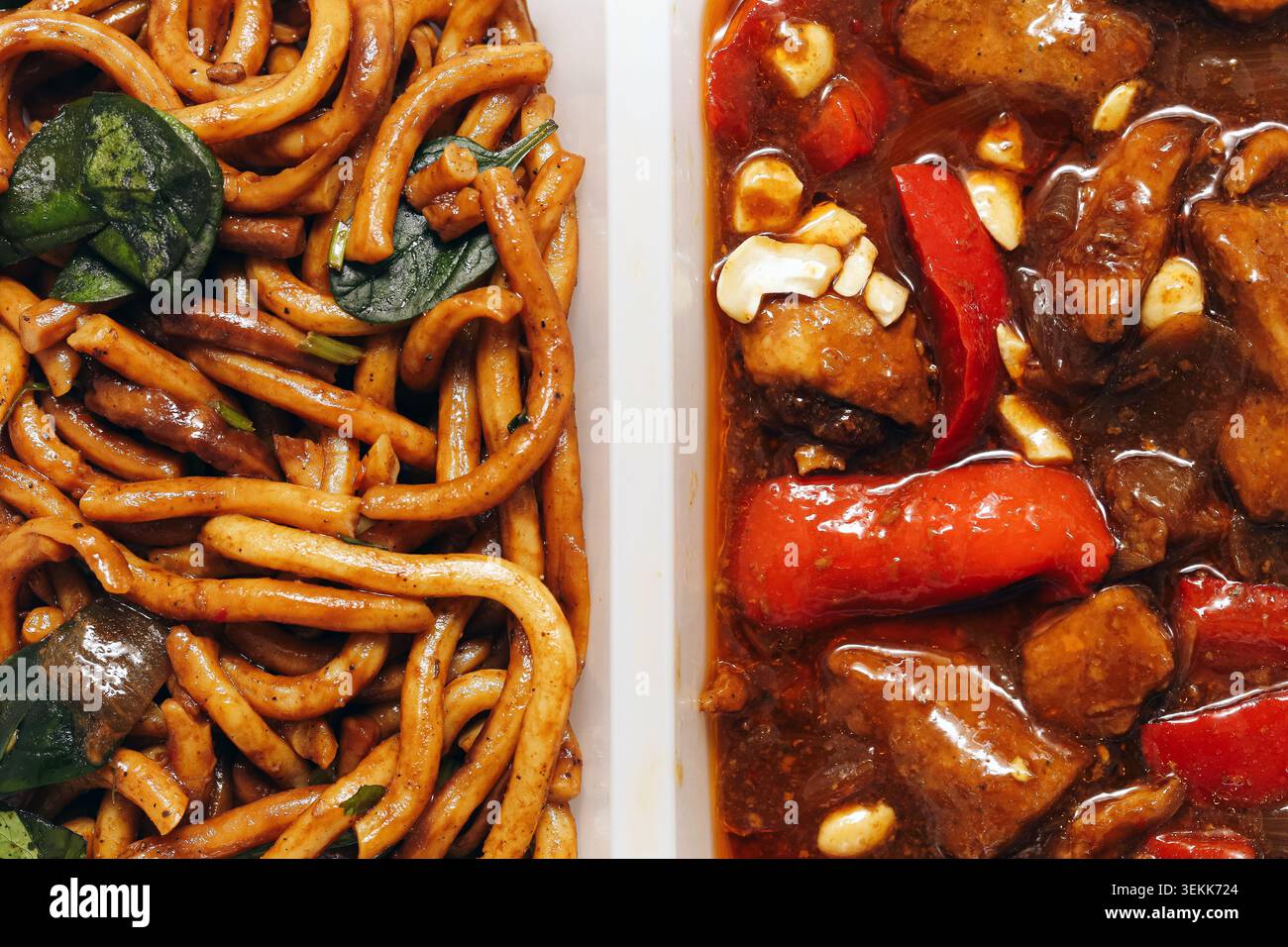 Nouilles udon épicées servies avec un ragoût de viande riche. Fond de cuisine de confort asiatique pour les menus de restaurant dîners faits maison et repas copieux. Banque D'Images