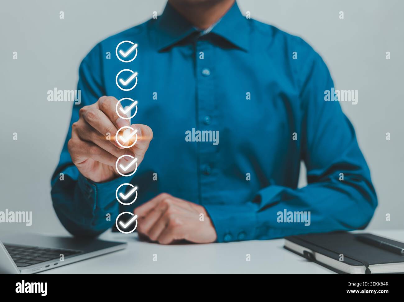 Liste de contrôle qualité et concept d'achèvement des tâches. coches vérifiées, indiquant le workflow d'approbation, la révision de conformité, la gestion de projet, le produit Banque D'Images