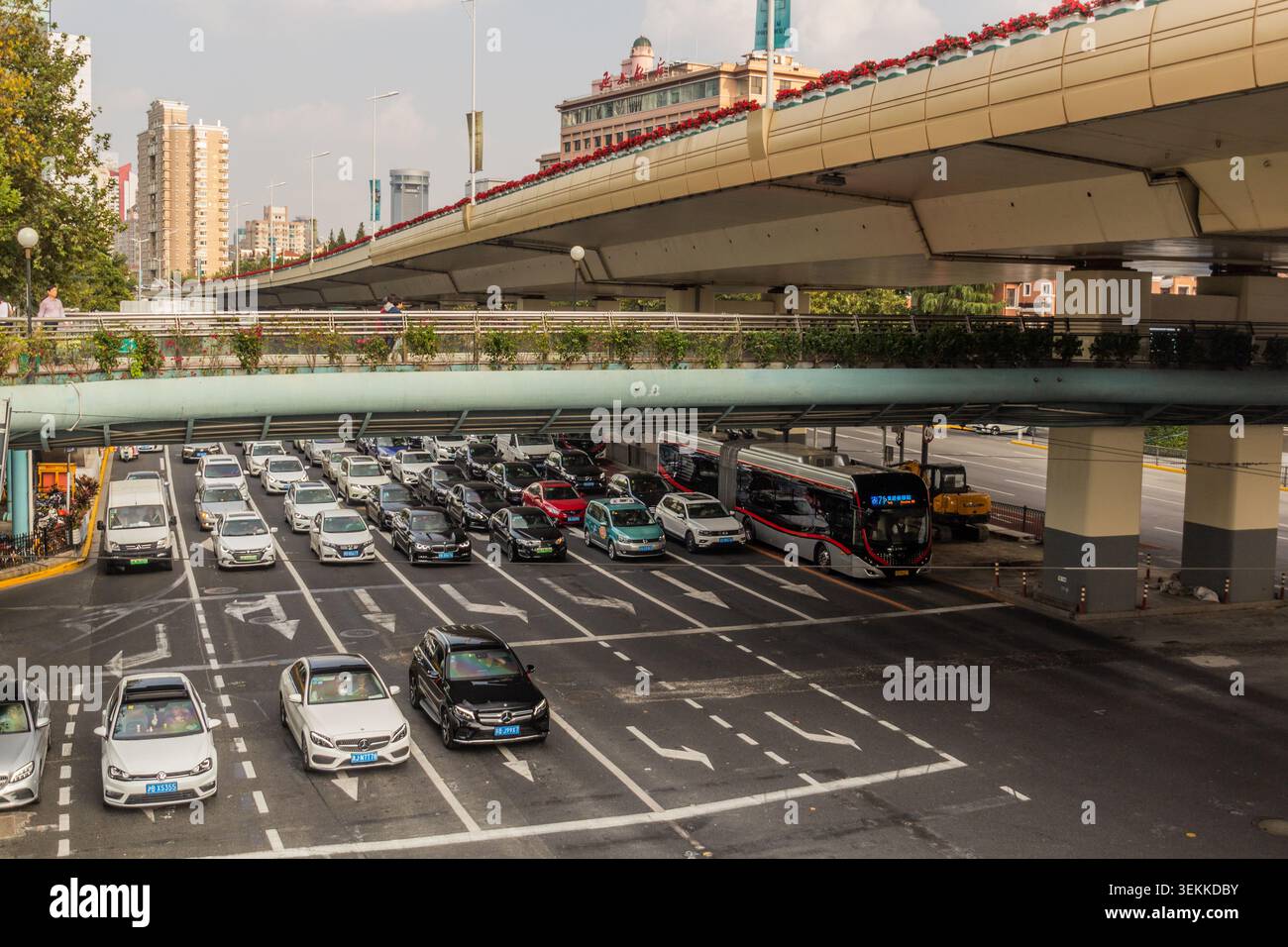 SHANGHAI, CHINE - 24 OCTOBRE 2019 : route élevée de Yan'an à Shanghai, Chine Banque D'Images