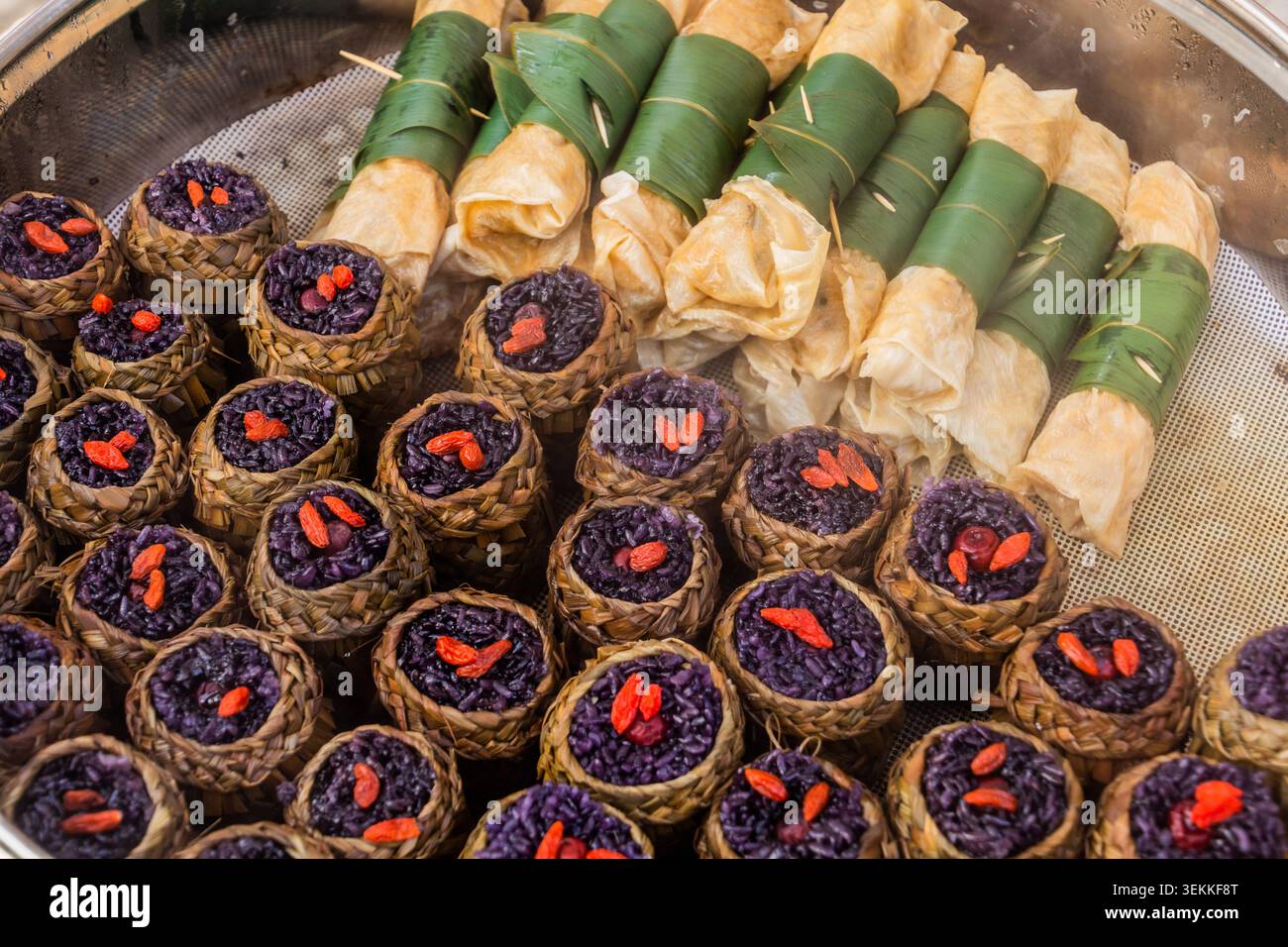 Riz collant et rouleaux à vendre dans le village de Hongcun, province d'Anhui, Chine Banque D'Images