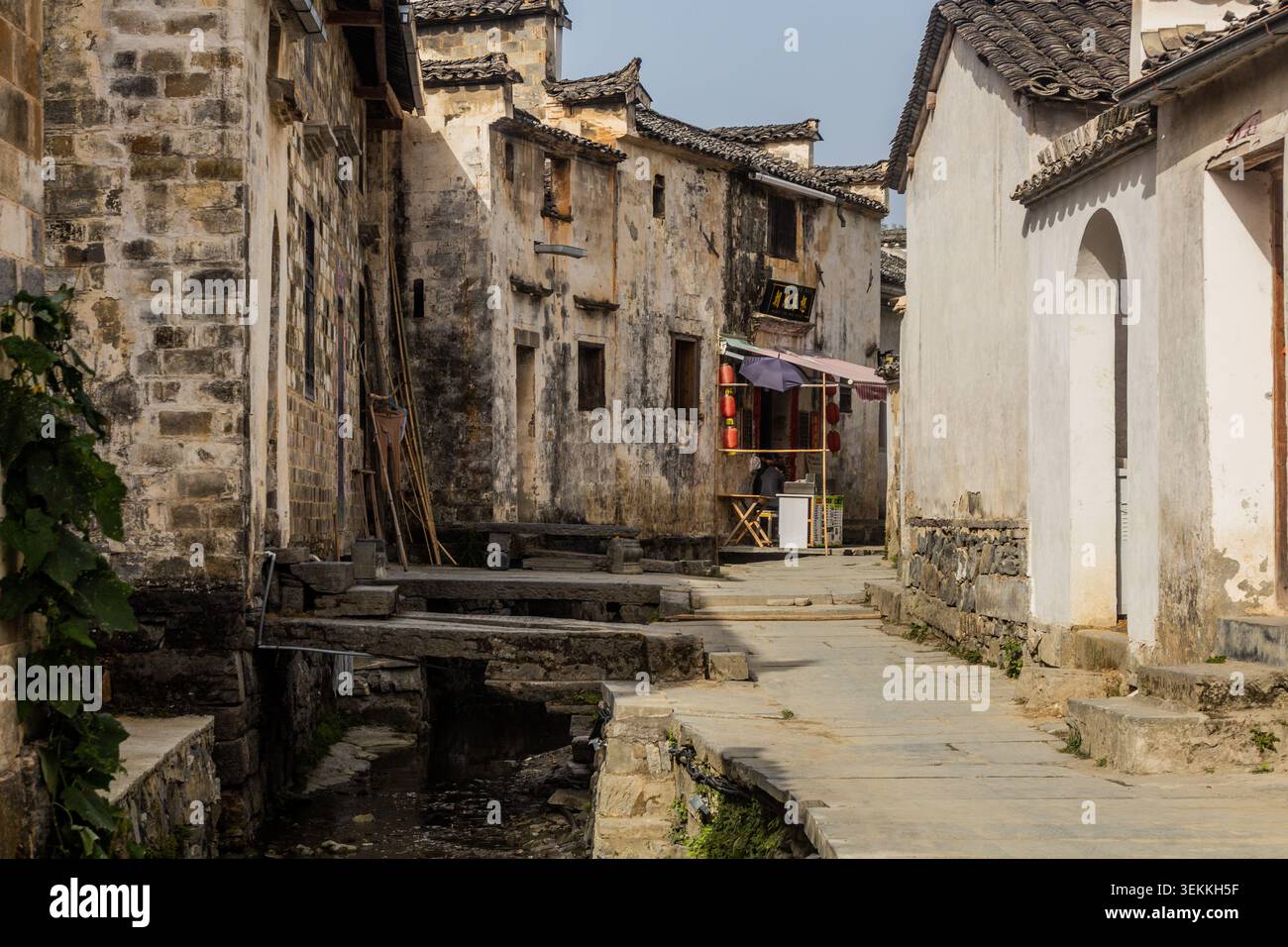 XIDI, CHINE - 29 OCTOBRE 2019 : ruelle étroite dans le village de Xidi, province d'Anhui, Chine Banque D'Images