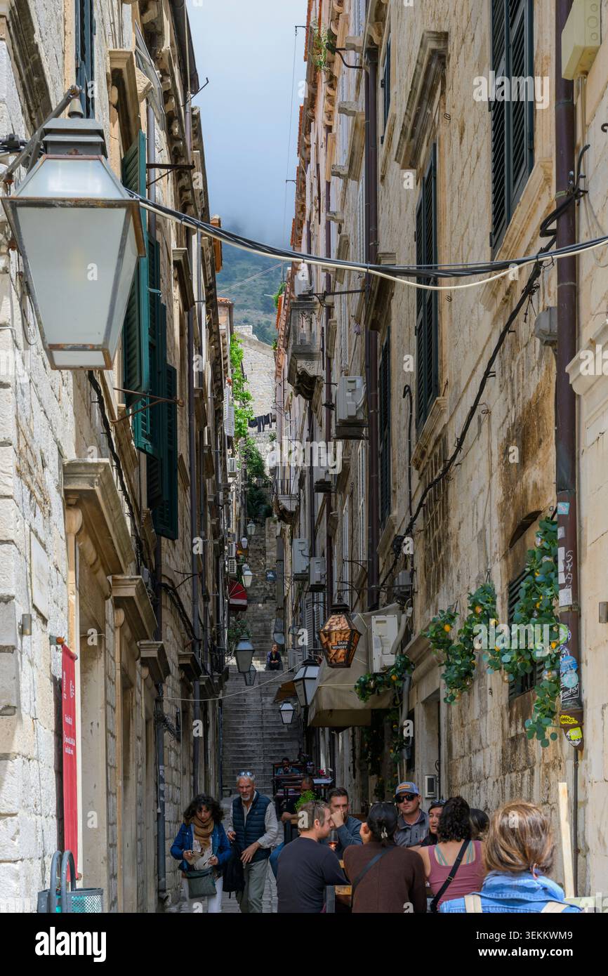 Les touristes visitent les rues latérales et les cafés dans la vieille ville de Dubrovnick., Dubrovnick, Croatie Banque D'Images
