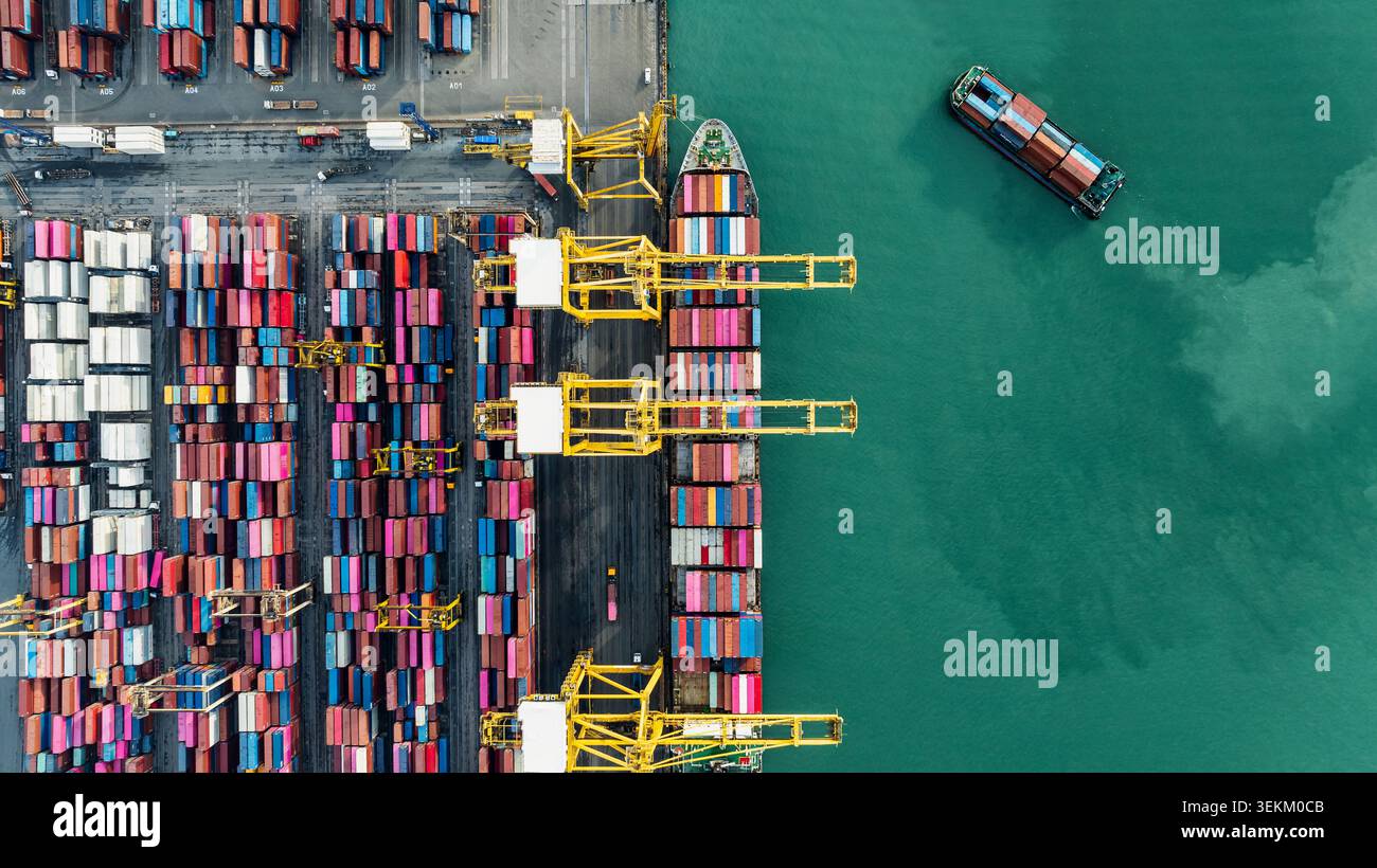 Vue commerciale à angle élevé de l'opération de la chaîne logistique mondiale au port de laem chabang thaïlande idéal pour les concepts de l'industrie maritime. Banque D'Images