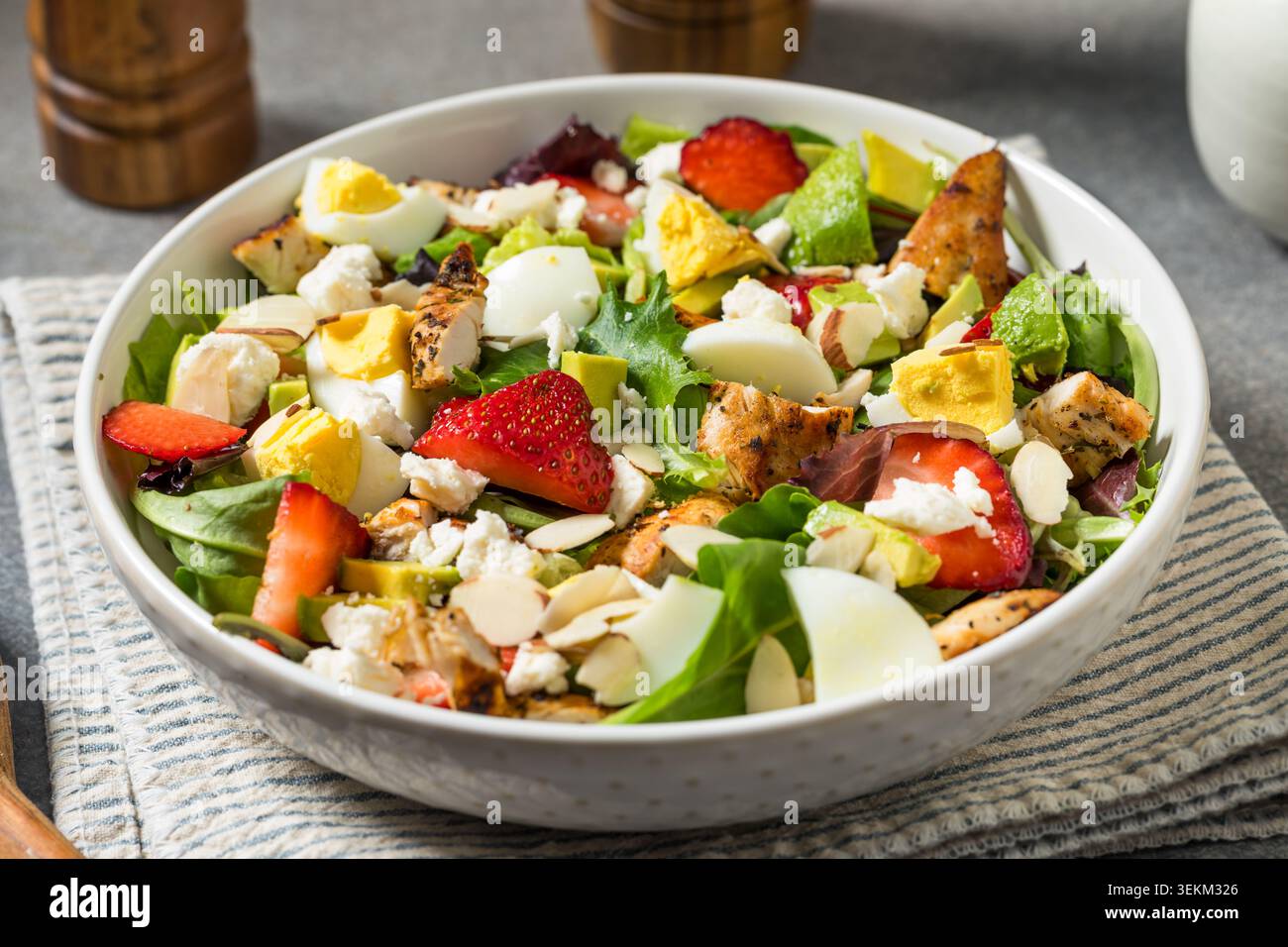 Salade de poulet et de fraises bio d'été avec oeuf et romaine Banque D'Images