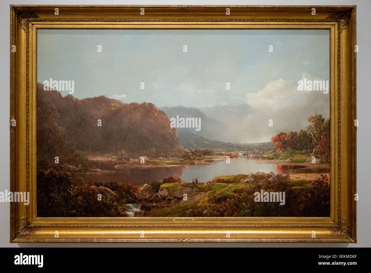 Photographie d'une peinture de paysage encadrée représentant des montagnes, un lac et une crique de rivière, exposée au Musée national Thyssen-Bornemisza à Madri Banque D'Images
