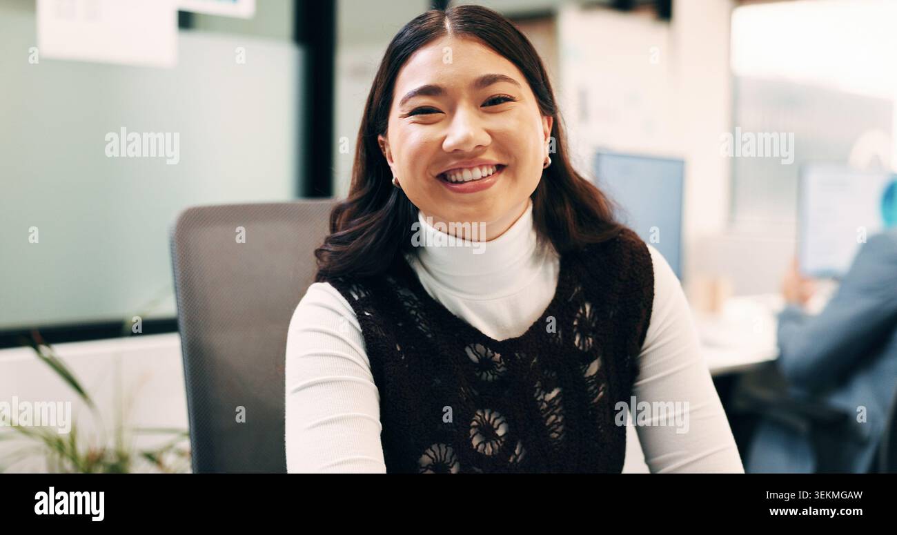 Femme, portrait et web designer avec sourire dans le bureau ou l'agence de marketing numérique pour fierté de carrière. Heureux, asiatique personne ou employé créatif avec Banque D'Images