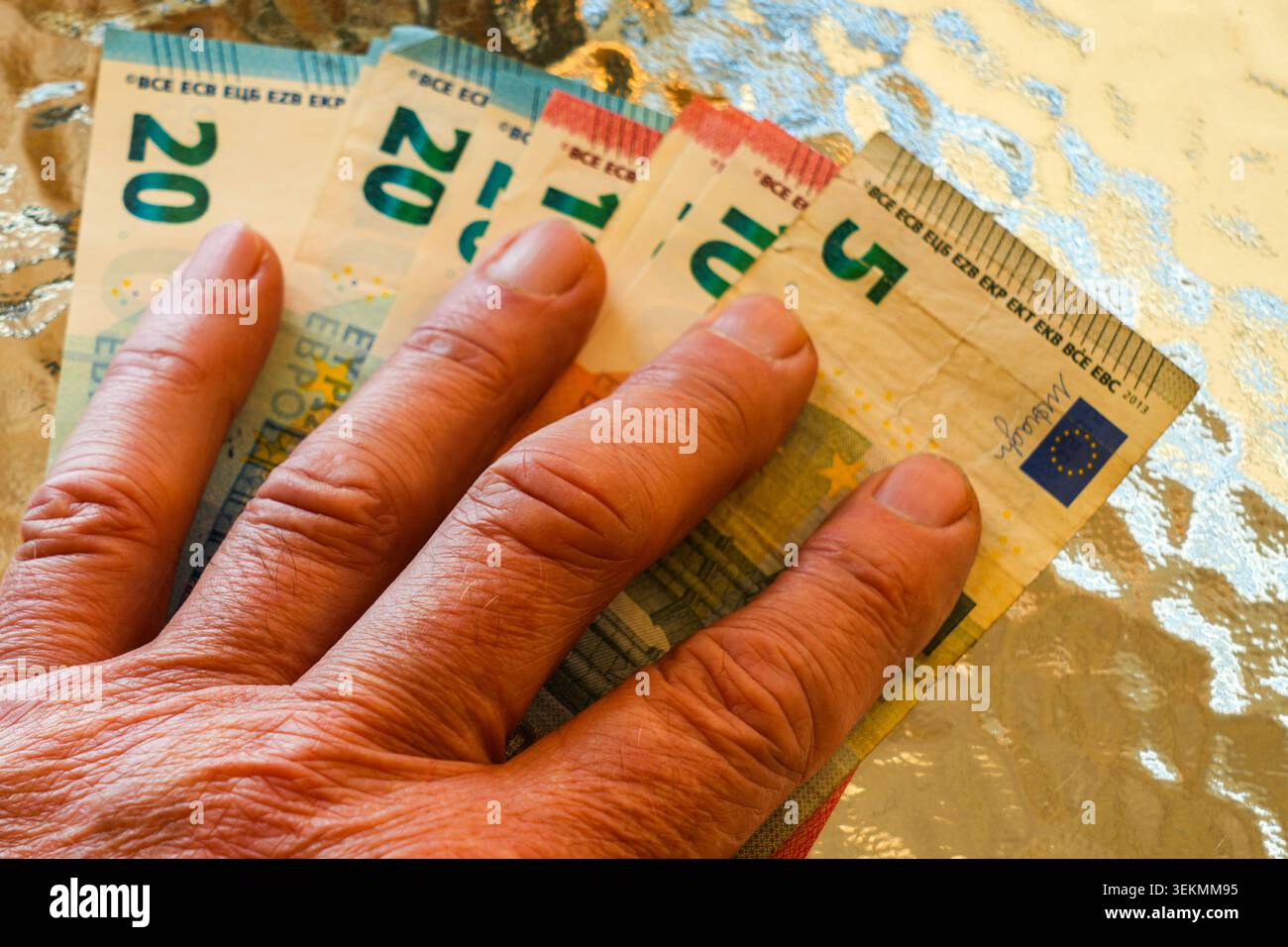 Main tenant des billets en euros illustrant les dépenses de budgétisation des finances personnelles et la gestion de la trésorerie Banque D'Images