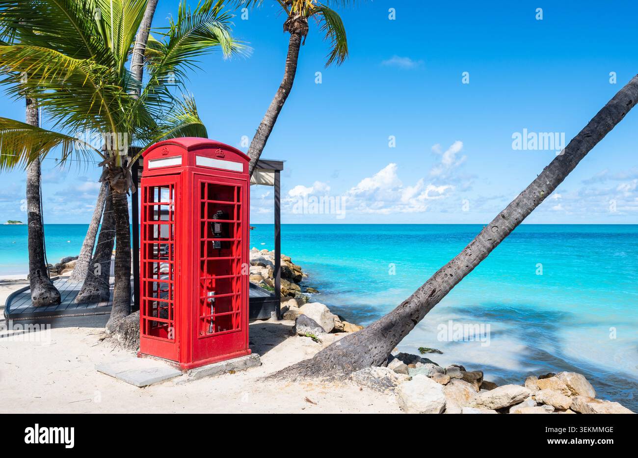 Red British Telephone Box sur la plage de Dickenson Bay, Antigua, Caraïbes Banque D'Images