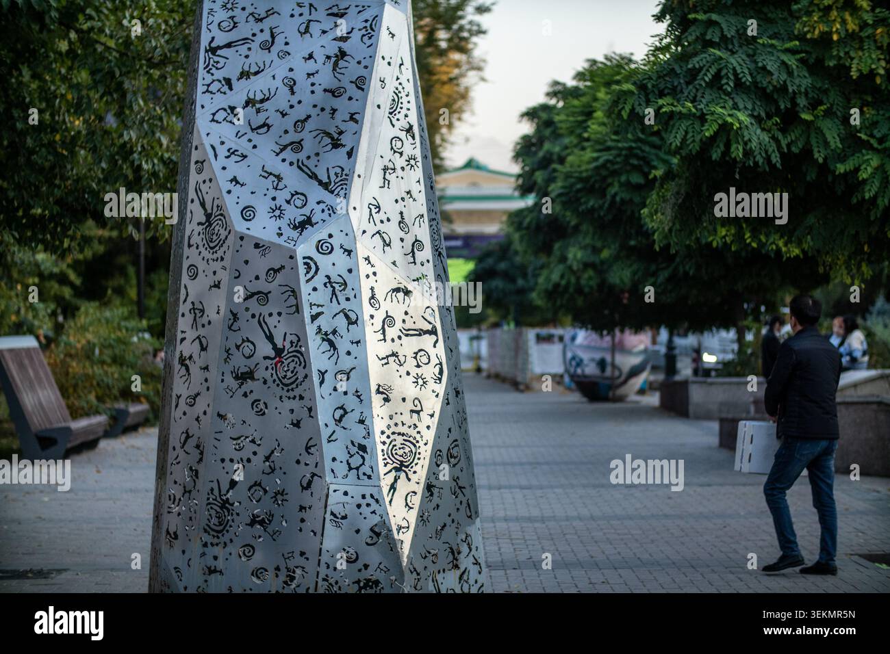 Sculpture de pétroglyphe moderne sur la rue Panfilov Banque D'Images