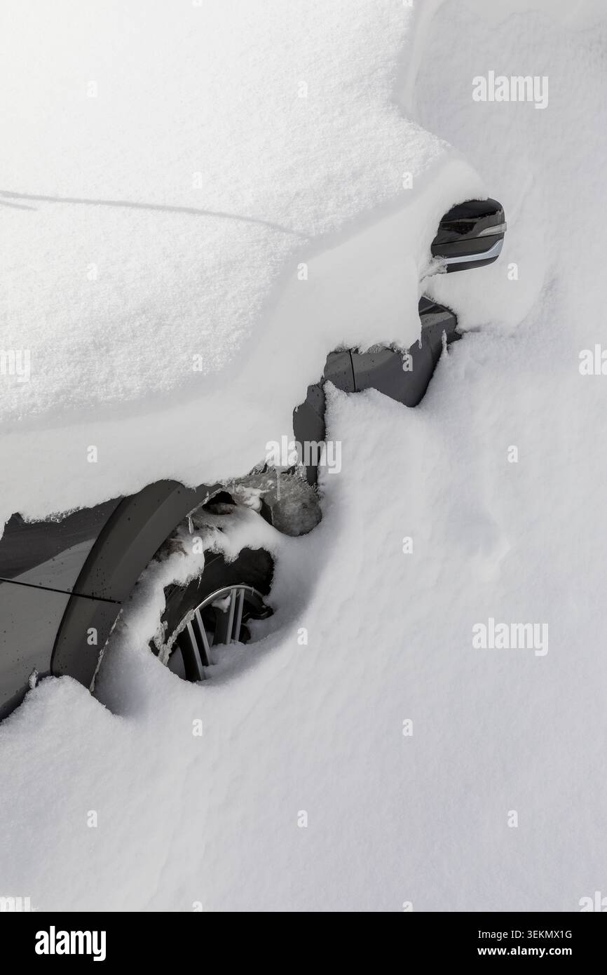 Voiture à peine visible enterrée dans la neige Banque D'Images