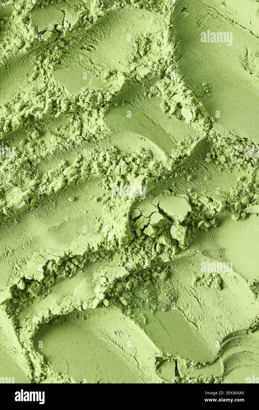 Gros plan plein format de la texture éclatante de thé matcha vert en poudre. La poudre organique lisse et finement broyée crée un fond abstrait solide avec Banque D'Images