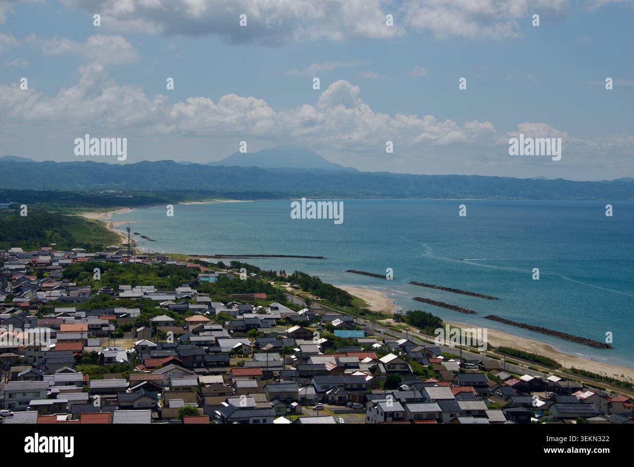La photo montre la vue depuis un belvédère au-dessus de la plage d'Inasa, avec Mt. Sanbe au loin, à Izumo, préfecture de Shimane, Japon. Banque D'Images