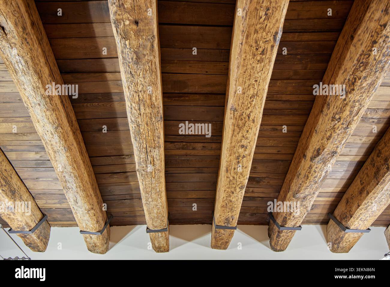 Plafond rustique en bois avec de lourdes poutres apparentes. Banque D'Images
