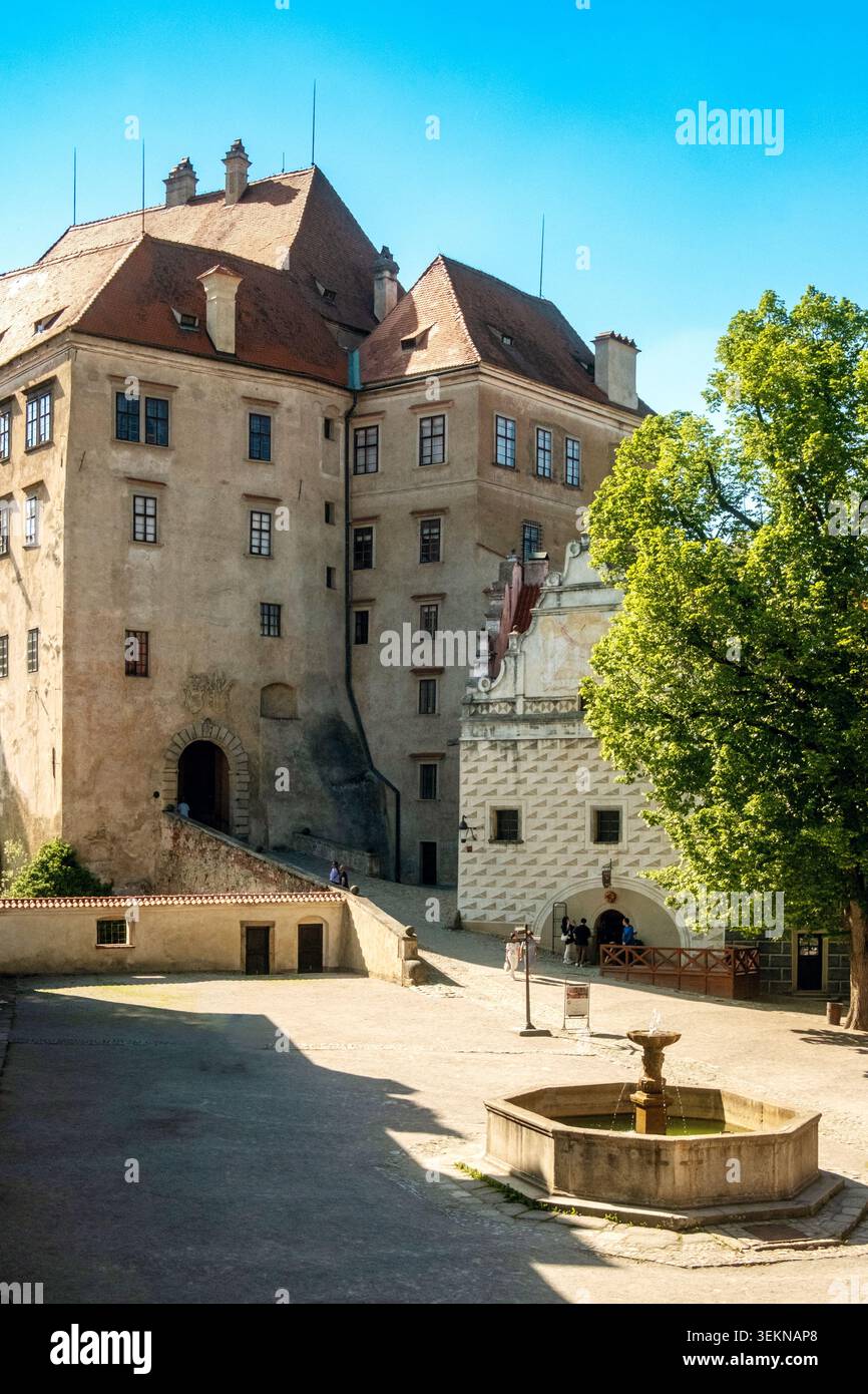 Cour du château historique avec fontaine circulaire, arches et tours Banque D'Images