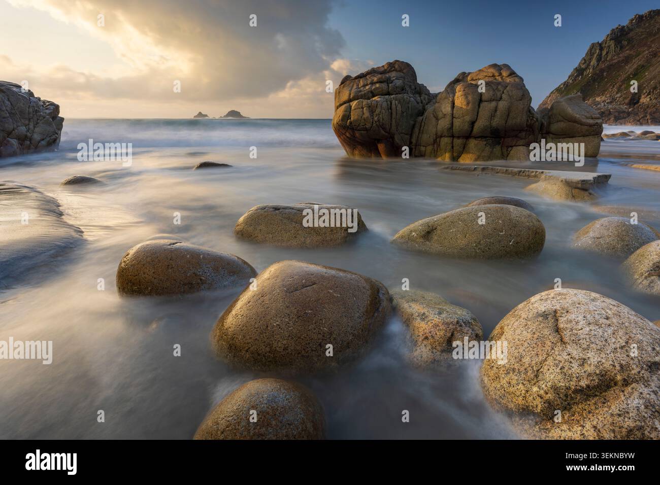 Les îles Brisons depuis le bord de mer à Porth Nanven sur la côte ouest de Cornouailles, Angleterre. Hiver (janvier) 2025. Banque D'Images