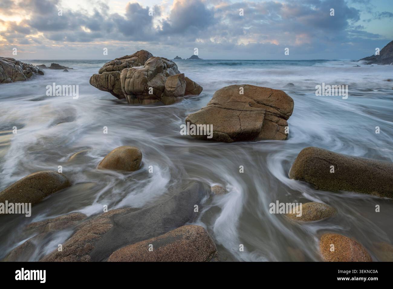 Les îles Brisons depuis le bord de mer à Porth Nanven sur la côte ouest de Cornouailles, Angleterre. Hiver (janvier) 2025. Banque D'Images