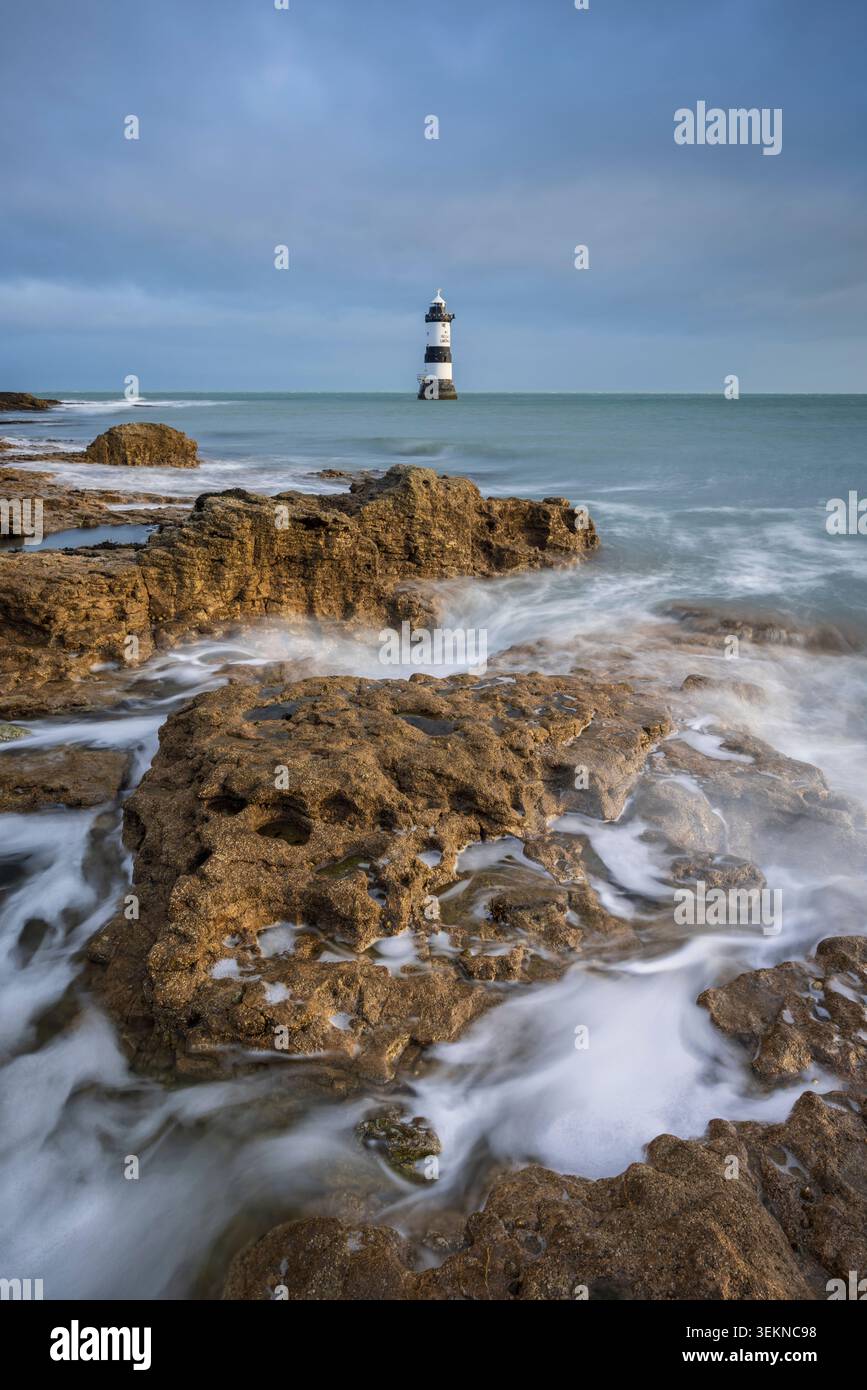 Phare de Penmon point sur Anglesey dans le nord du pays de Galles, Royaume-Uni. Printemps (mars) 2026. Banque D'Images