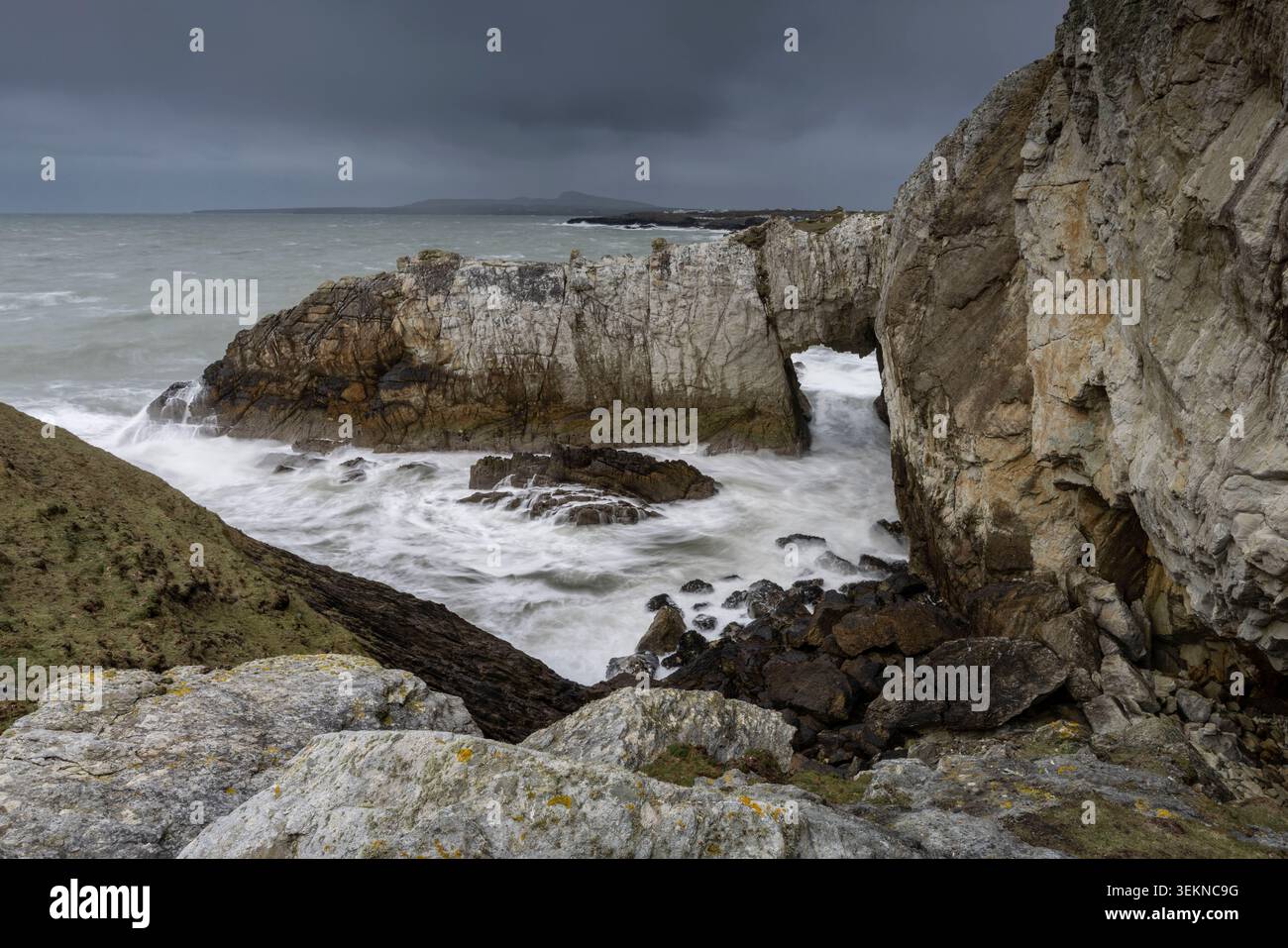 The White Arch à Rhoscolyn sur Anglesey, dans le nord du pays de Galles, Royaume-Uni. Printemps (mars) 2026. Banque D'Images