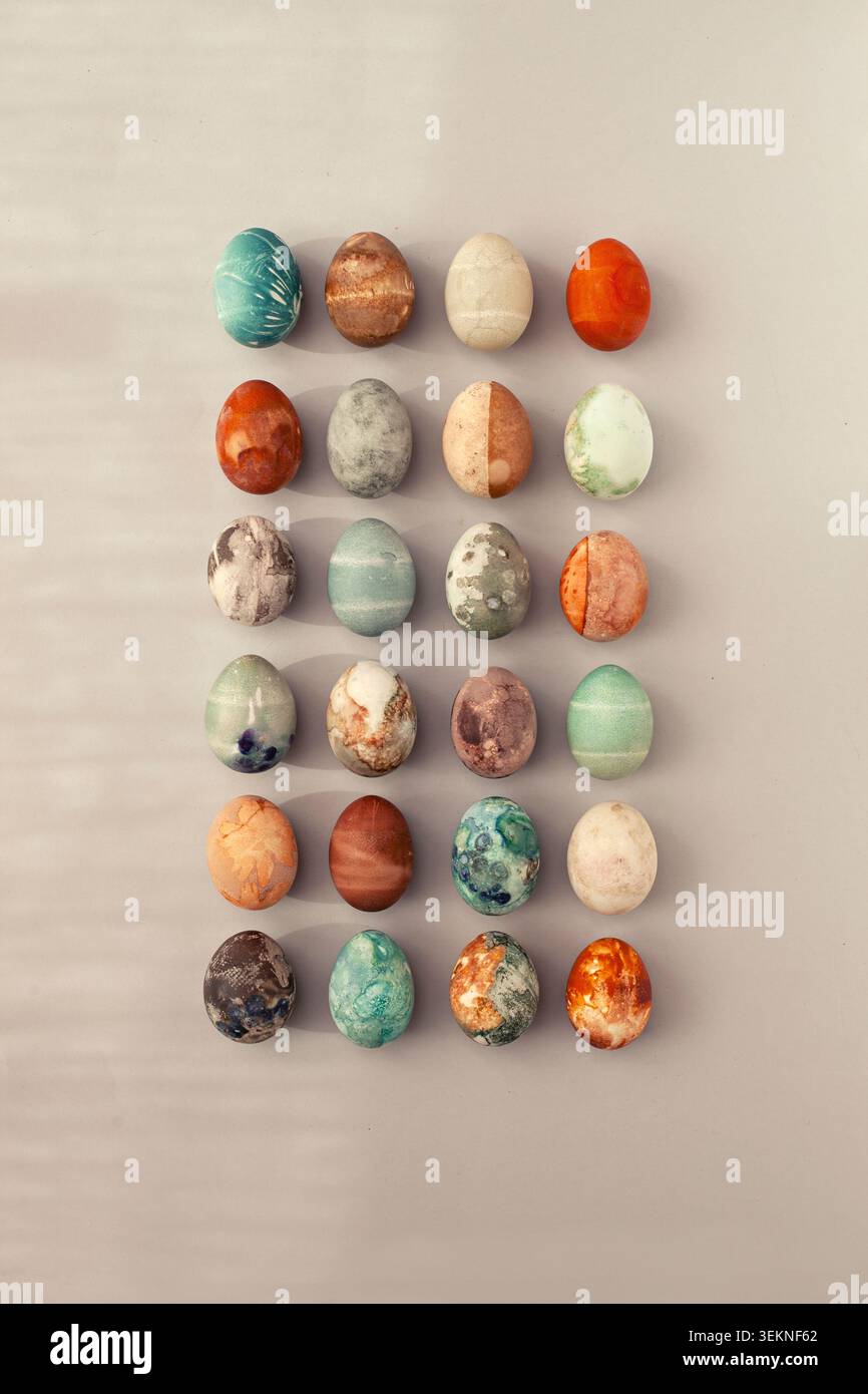 Directement au-dessus de vingt-quatre œufs de Pâques colorés avec des motifs Banque D'Images