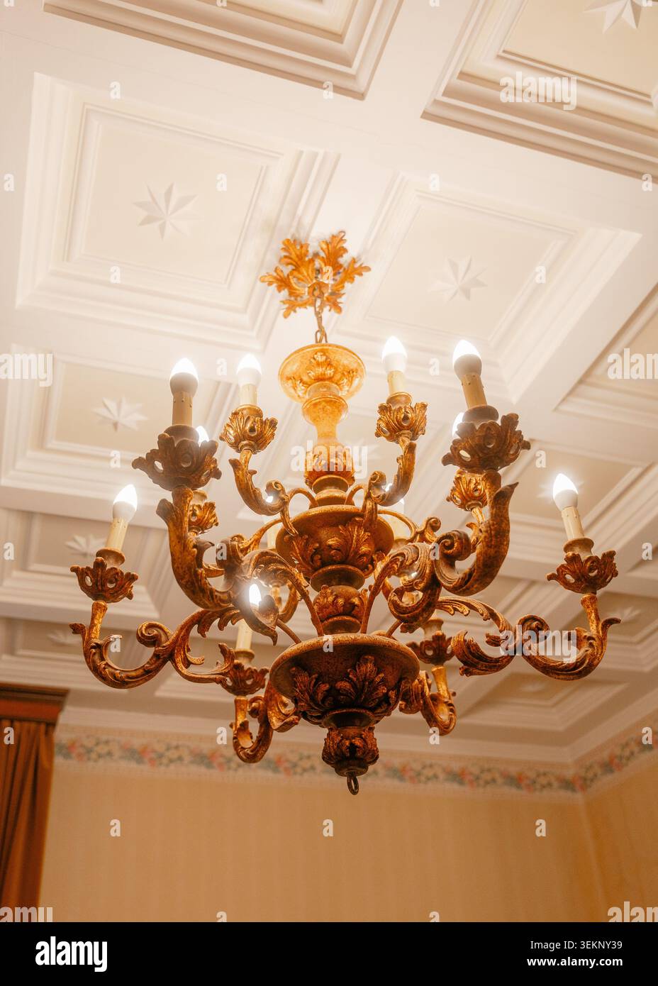Design élégant de plafond avec lustre traditionnel. Concept de style historique et éléments de décoration raffinés. Banque D'Images