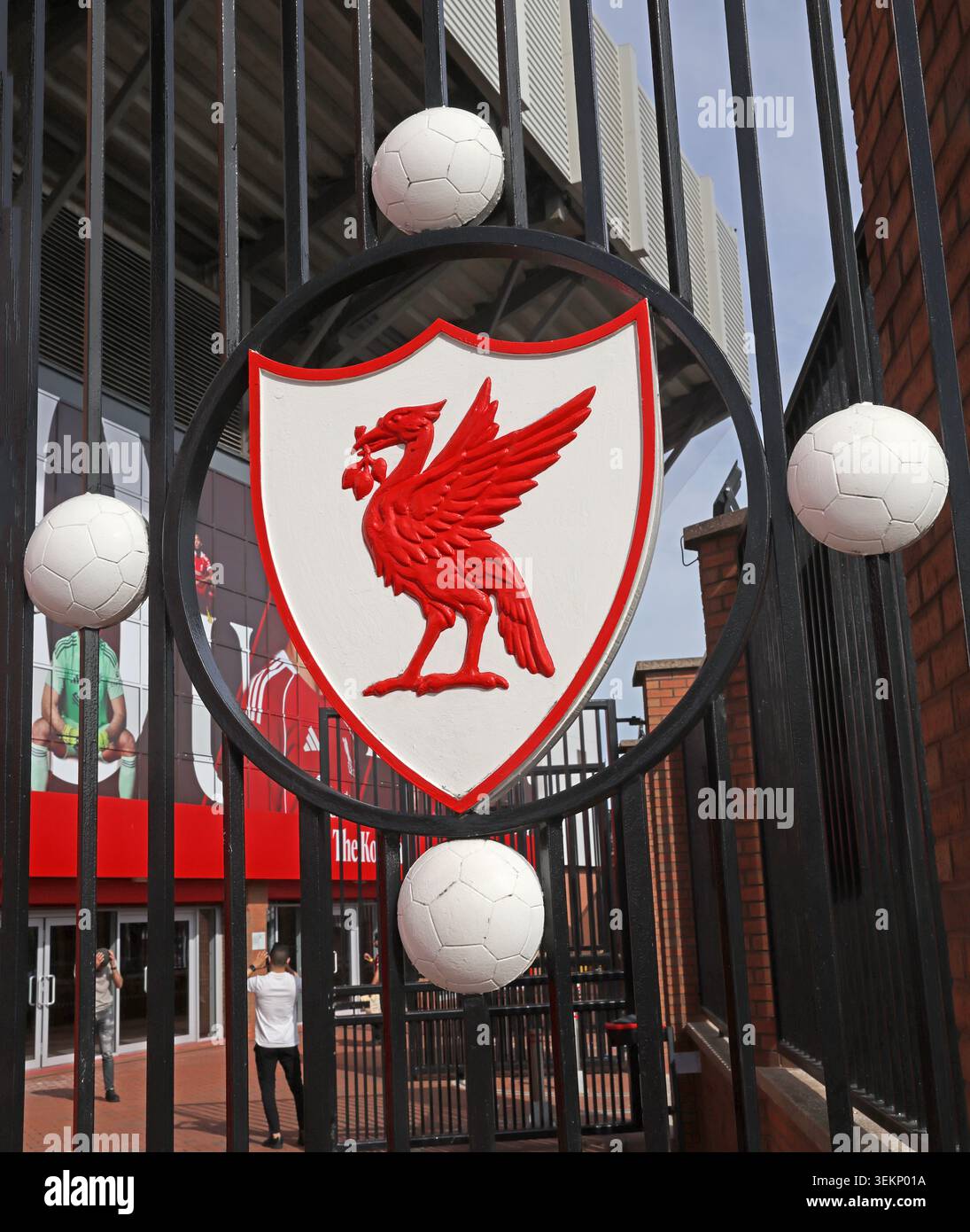Blason du Liverpool FC affiché à l'extérieur du stade Anfield à Liverpool, Angleterre, Royaume-Uni. Banque D'Images