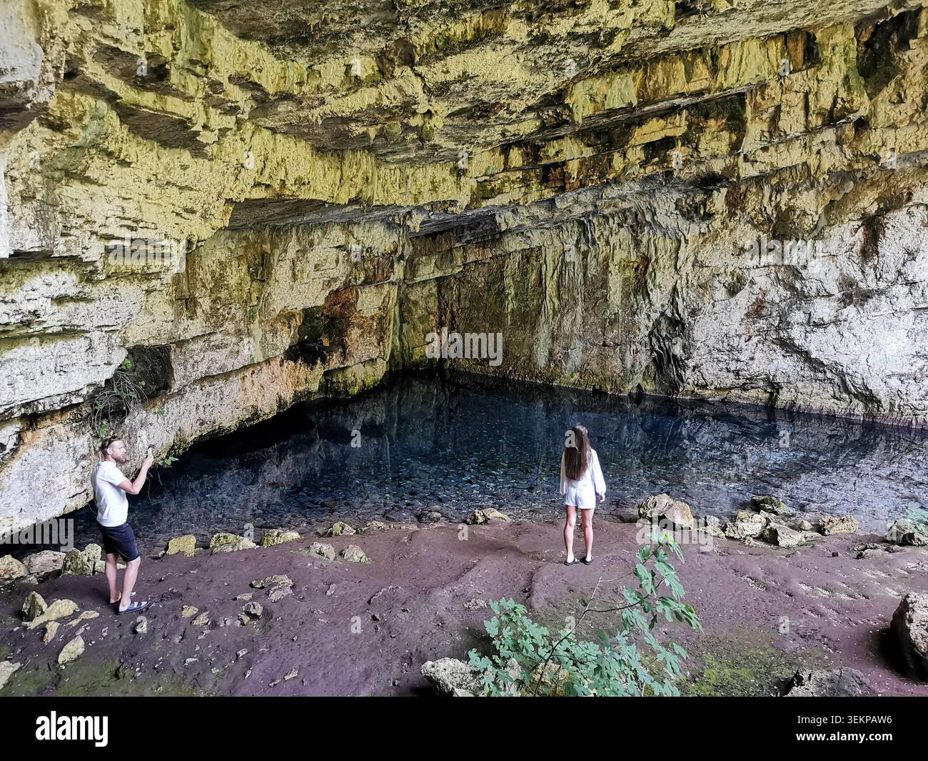 Grotte pittoresque de Zervati avec lac souterrain bleu cristal à Karavomylos, Céphalonie, îles Ioniennes, Grèce. - Image de stock capturée avec un smartphone
