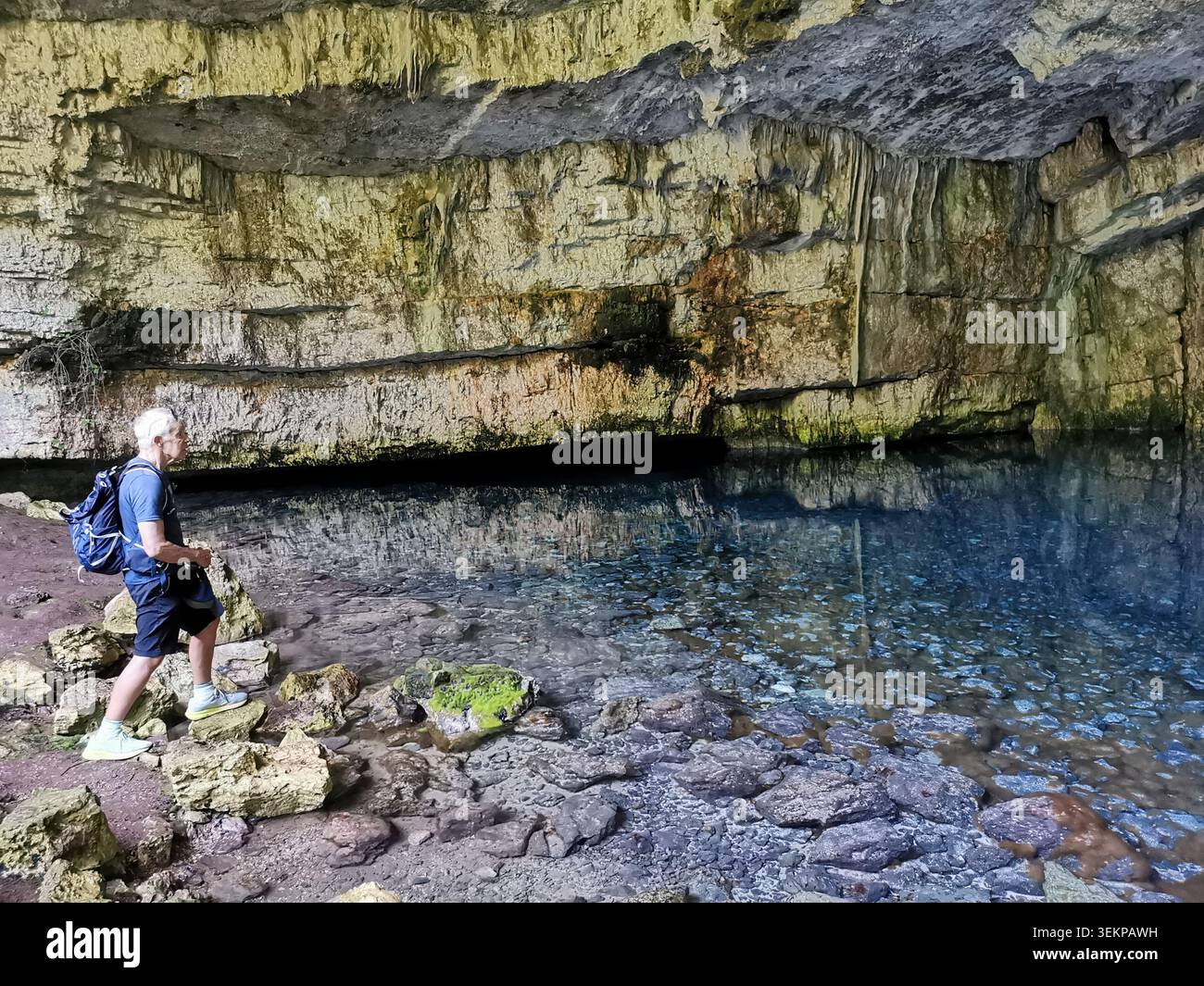 Grotte pittoresque de Zervati avec lac souterrain bleu cristal à Karavomylos, Céphalonie, îles Ioniennes, Grèce. Banque D'Images
