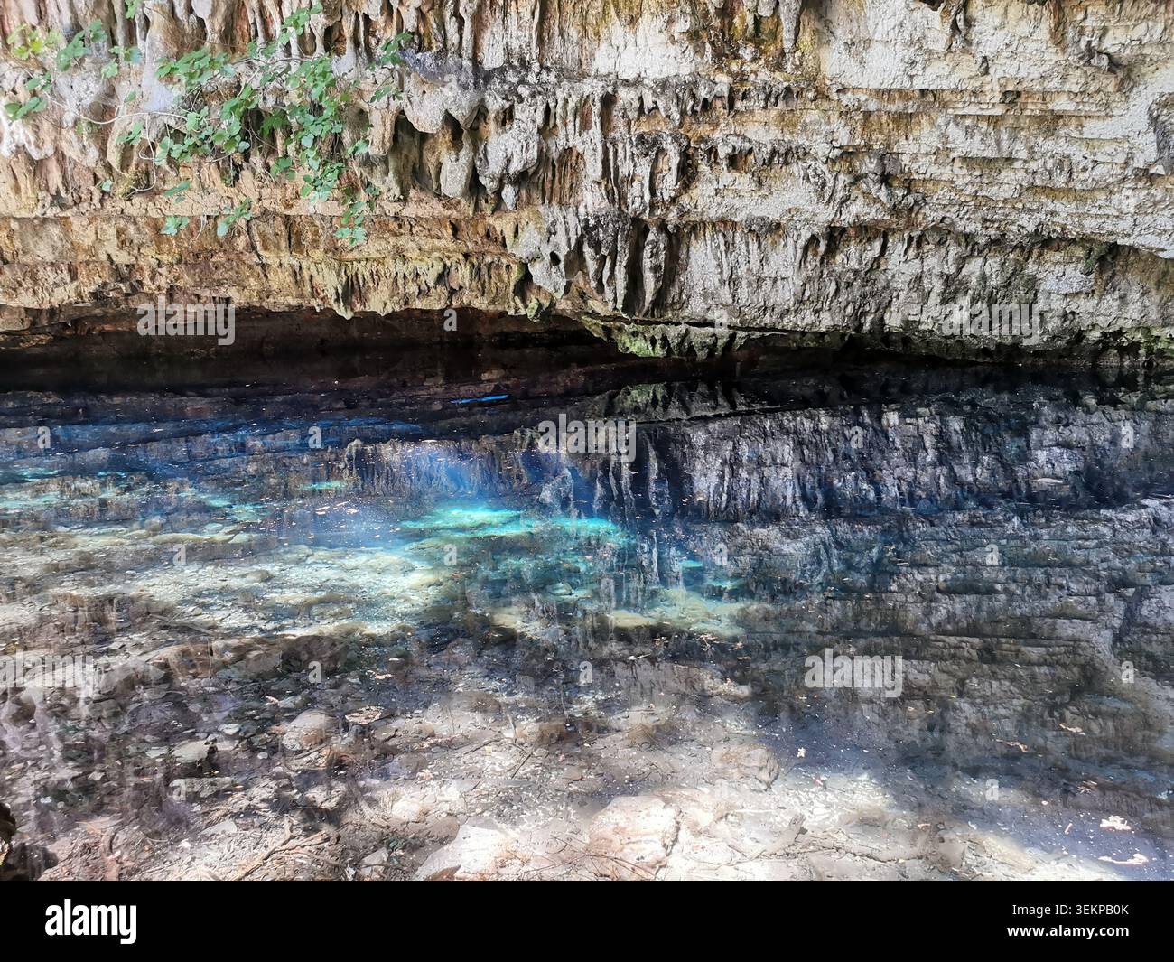 Grotte pittoresque de Zervati avec lac souterrain bleu cristal à Karavomylos, Céphalonie, îles Ioniennes, Grèce. - Image de stock capturée avec un smartphone