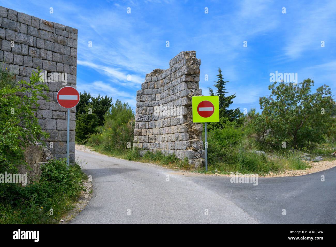 Paysage près de Bosanka en Croatie avec route passant par des ruines et des panneaux de non-entrée Banque D'Images
