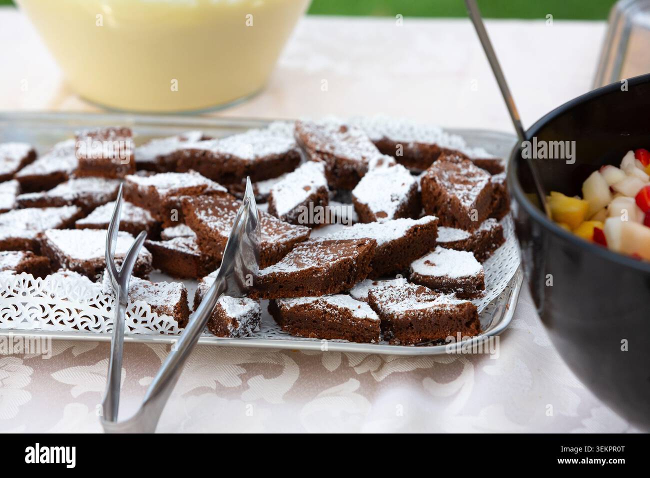 Les brownies au sucre en poudre sont servis sur un plateau lors d'un buffet de desserts Banque D'Images