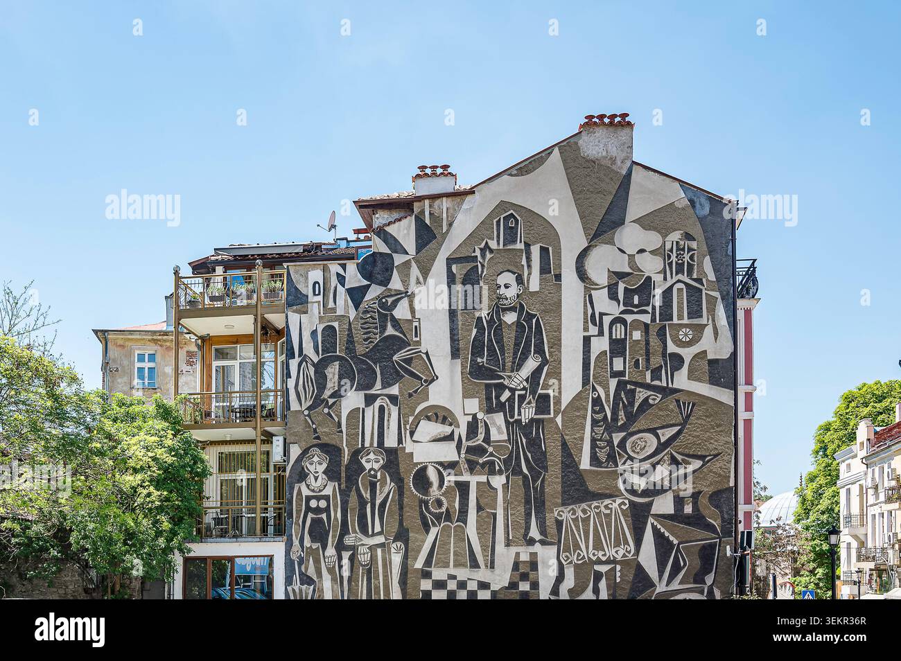 Plovdiv, Bulgarie, 26 avril 2026, mur monumental Sgraffito sur la façade d'un bâtiment urbain Banque D'Images