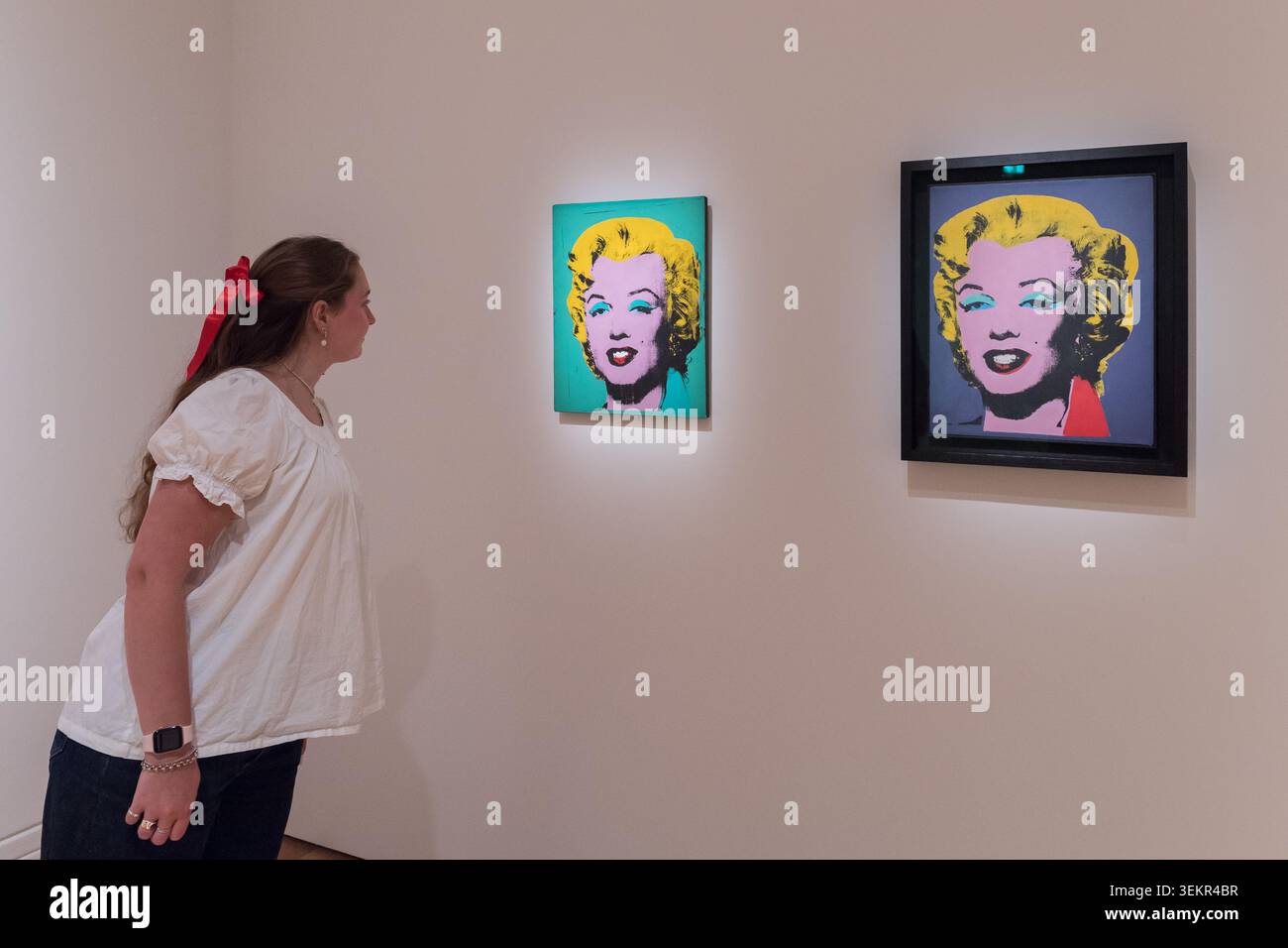 LONDRES, ROYAUME-UNI - 3 JUIN 2026 : un membre du personnel de la galerie regarde 'Green Marilyn', 1962, (l), et 'Lavender (1) Marilyn', 1962, tous deux par Andy Warhol lors d'un appel photo pour l'exposition 'Marilyn Monroe : a Portrait' (4 juin - 6 septembre 2026) à la National Portrait Gallery de Londres, Royaume-Uni, le 3 juin 2026. L’exposition commémorant le 100e anniversaire de Marilyn Monroe célébrera la vie et l’œuvre de l’une des femmes les plus célèbres du 20e siècle à travers des portraits. (Photo de Wiktor Szymanowicz/NurPhoto) Banque D'Images