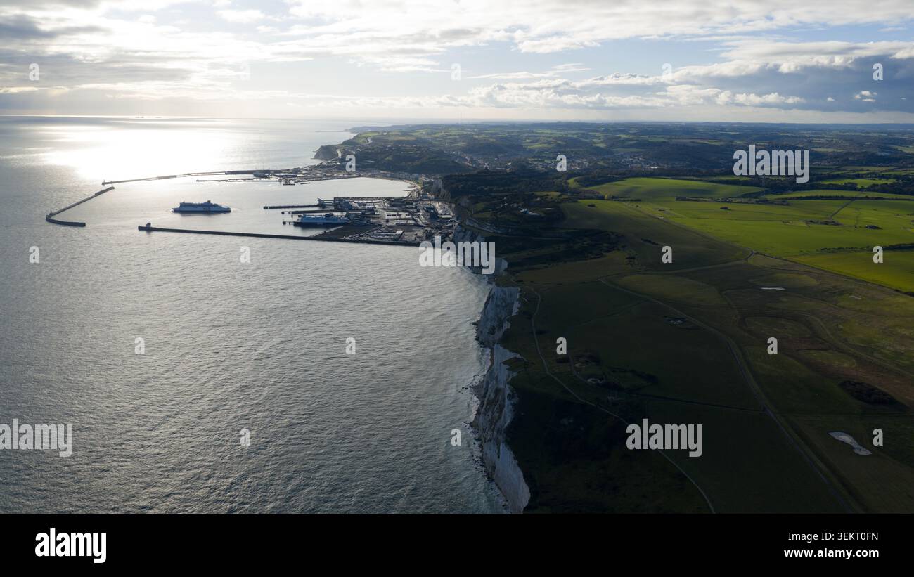 Falaises blanches de douvres et port avec ferries Banque D'Images